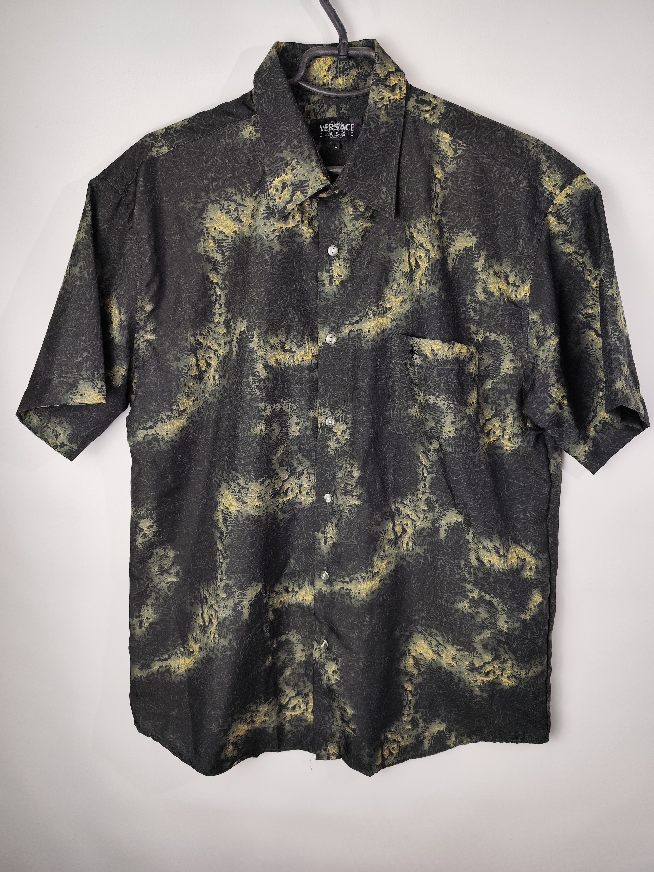 Versace Vintage 90's streetwear luxury Versace t-shirt Size US L / EU 52-54 / 3 - 1 Thumbnail
