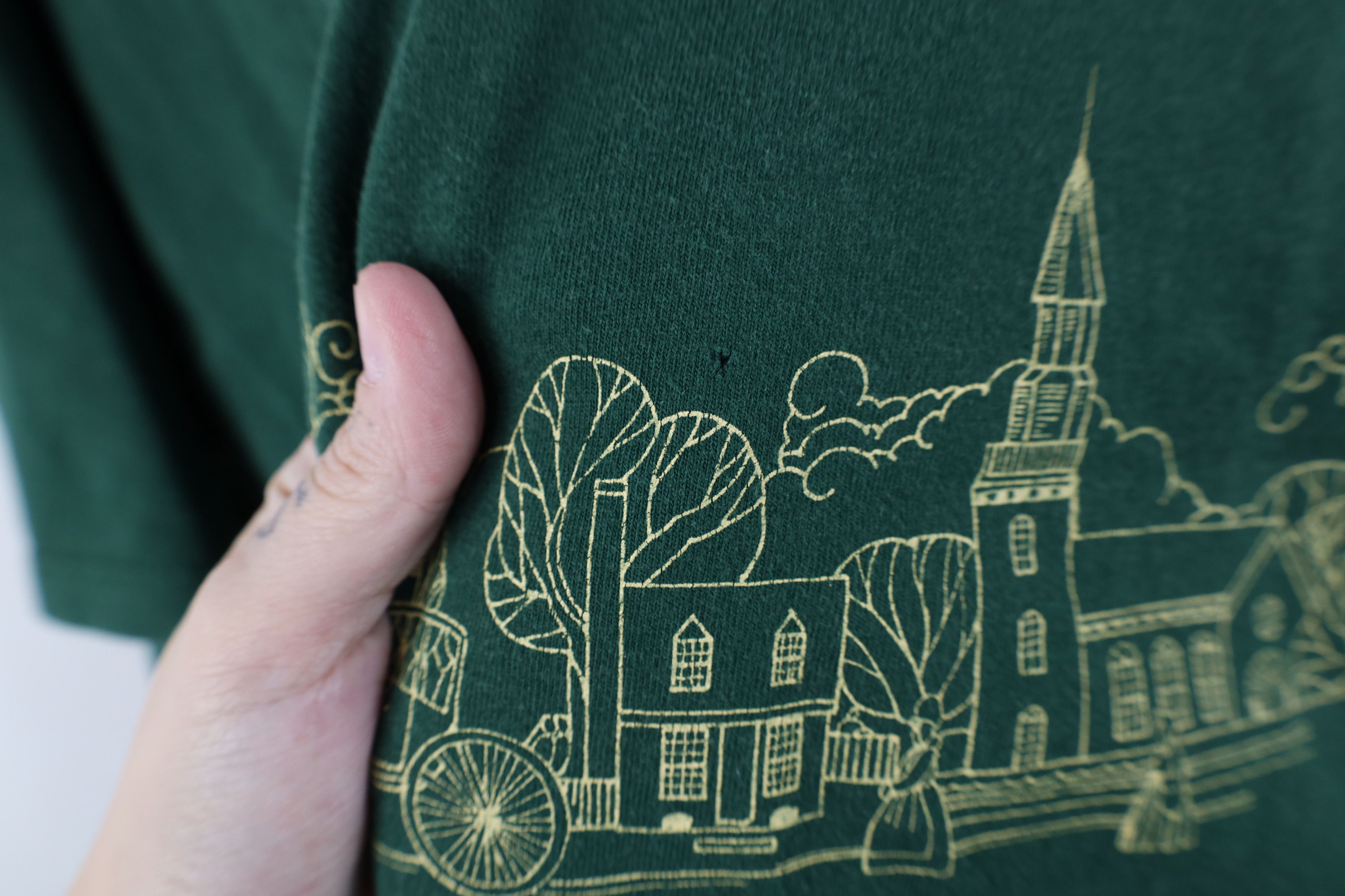 Vintage Vintage 90s Spell Colonial Williamsburg T-Shirt Green USA Size US XXL / EU 58 / 5 - 4 Thumbnail