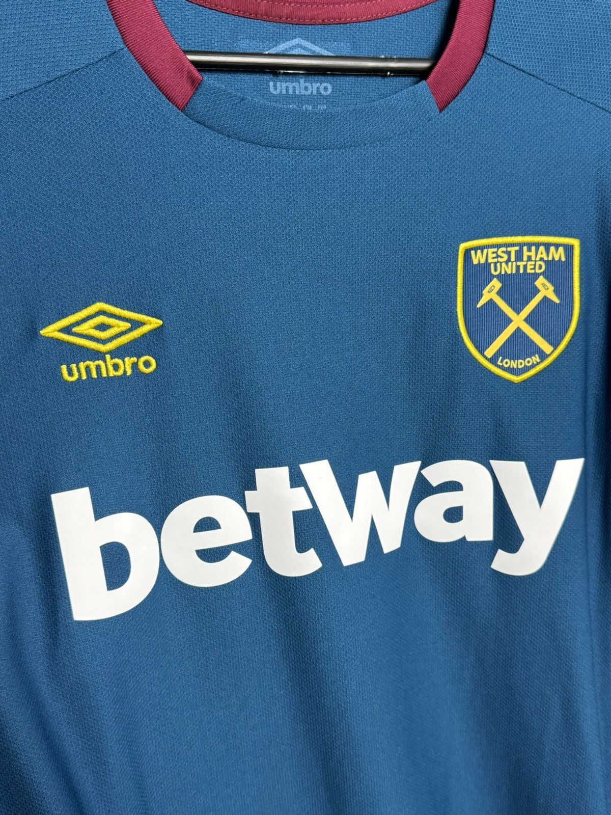 Umbro West Ham United 18/19 Away Football Jersey Size US S / EU 44-46 / 1 - 3 Thumbnail