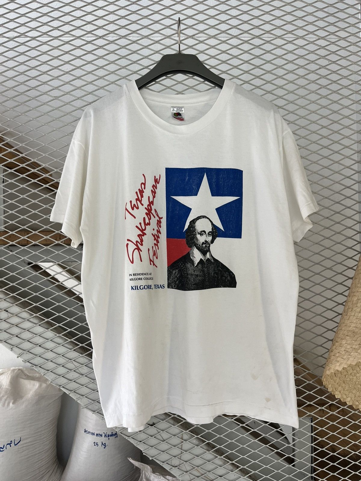 Vintage Vintage Taxas Shakespeare’s Festival 90’s T-shirt Size US XL / EU 56 / 4 - 2 Thumbnail