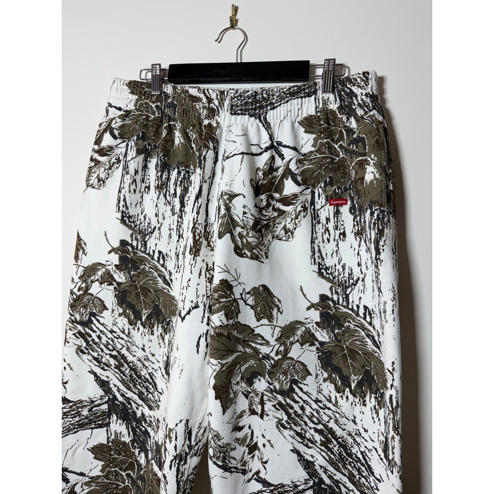 Supreme Supreme Small Box Sweatpant 'Snow Camo' Size US 34 / EU 50 - 2 Thumbnail
