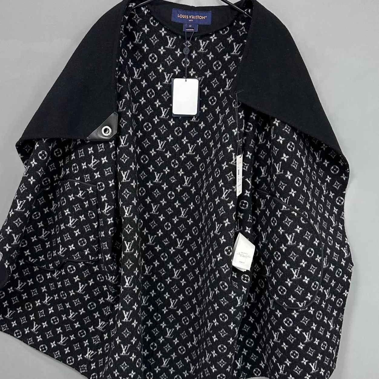 Louis Vuitton LV Monogram Lined Wool Cape Size 32 New w/ Tags Size XXS / US 00 / IT 34 - 3 Thumbnail