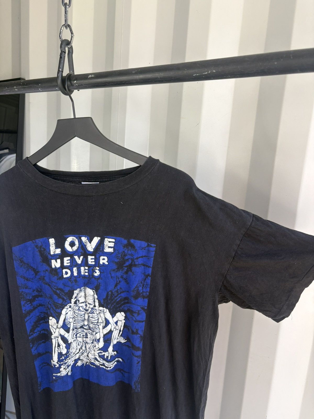 Vintage Love Never Dies Thrashed Faded Shirt Distressed Erd GRUNGE Size US XL / EU 56 / 4 - 2 Thumbnail