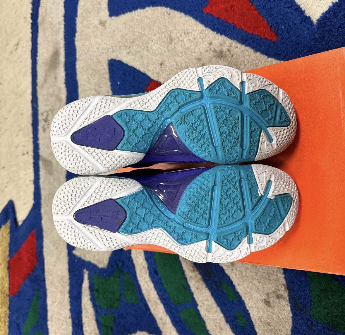 Nike Lebron 9 Hornets Size US 6.5 / EU 39-40 - 5 Thumbnail