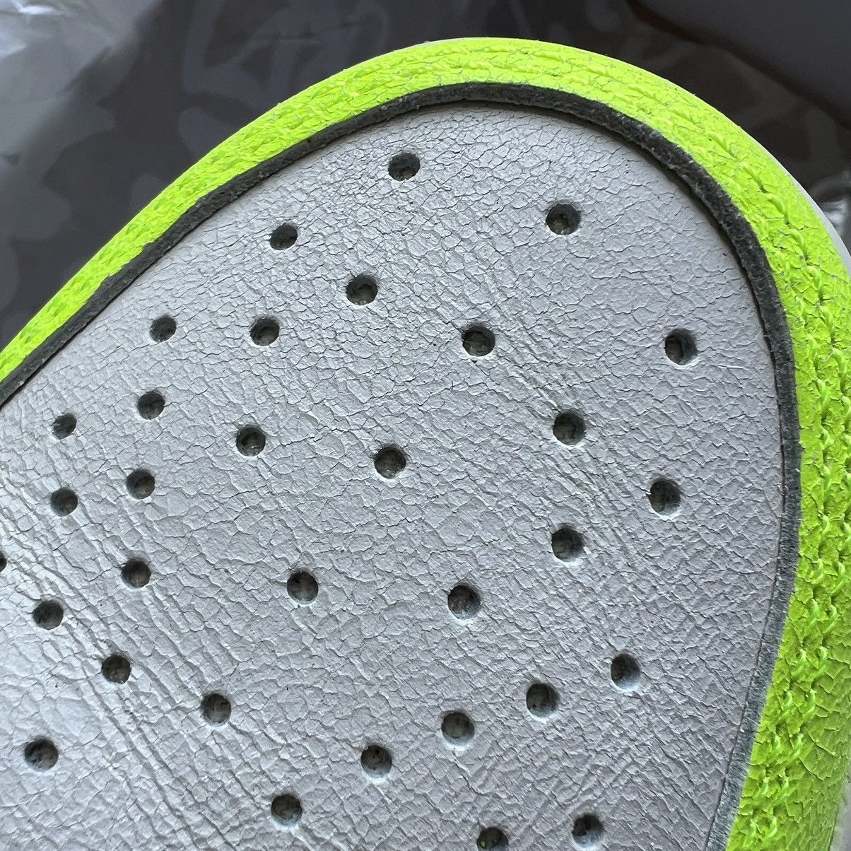 Nike Air Jordan 1 Retro High OG Volt/Black Size US 7.5 / EU 40-41 - 7 Thumbnail