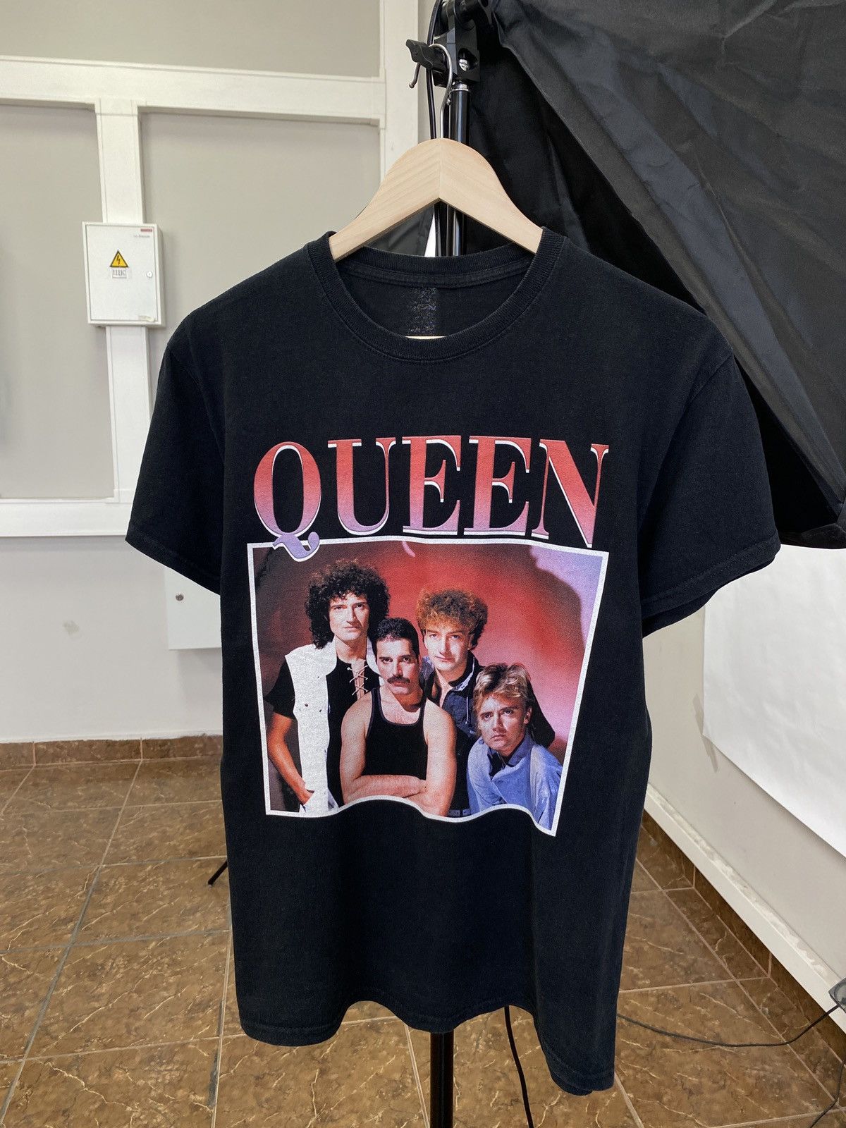Band Tees 🇺🇸 Vintage Y2K Queen Rock Band T-Shirt Rare Retro Size US M / EU 48-50 / 2 - 1 Thumbnail