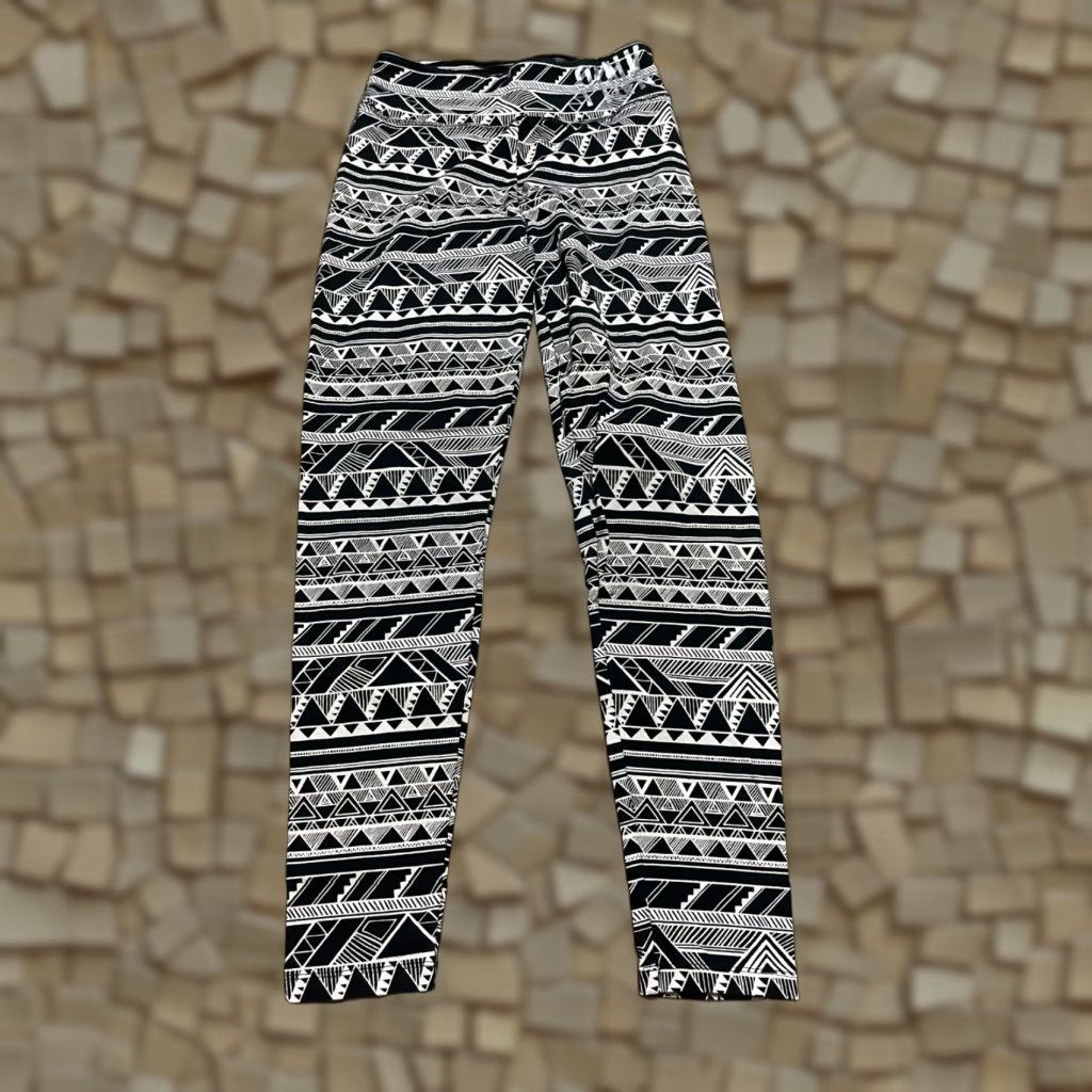 Victoria's Secret Victoria's Secret Pants Womens Small Black White Yoga Leggings Aztec Size 28" / US 6 / IT 42 - 1 Thumbnail