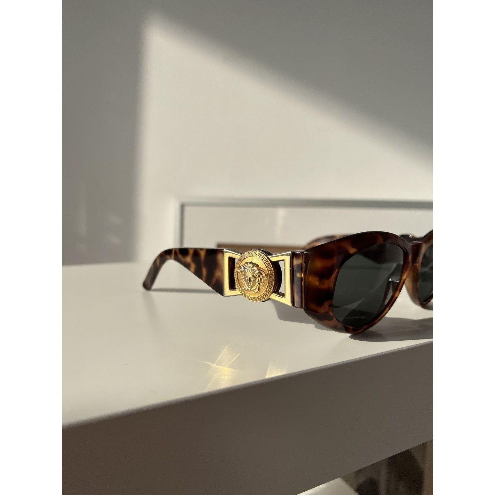 Versace Vintage gianni versace medusa logo mod 424 gold sunglasses Size ONE SIZE - 5 Thumbnail