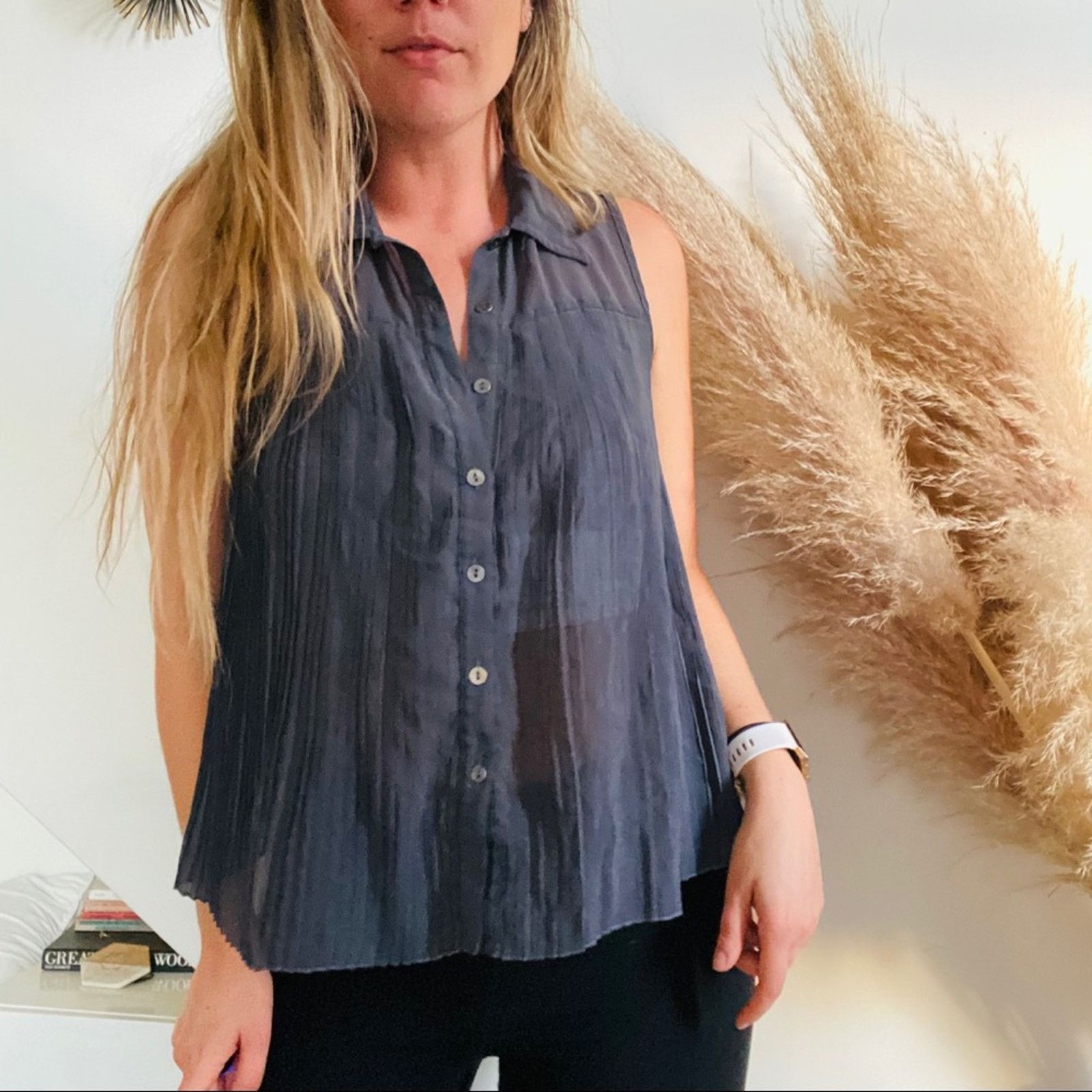 Forever 21 FOREVER 21 Grey Pleated Button Sheer Tank Top Blouse Shirt Size M / US 6-8 / IT 42-44 - 1 Thumbnail