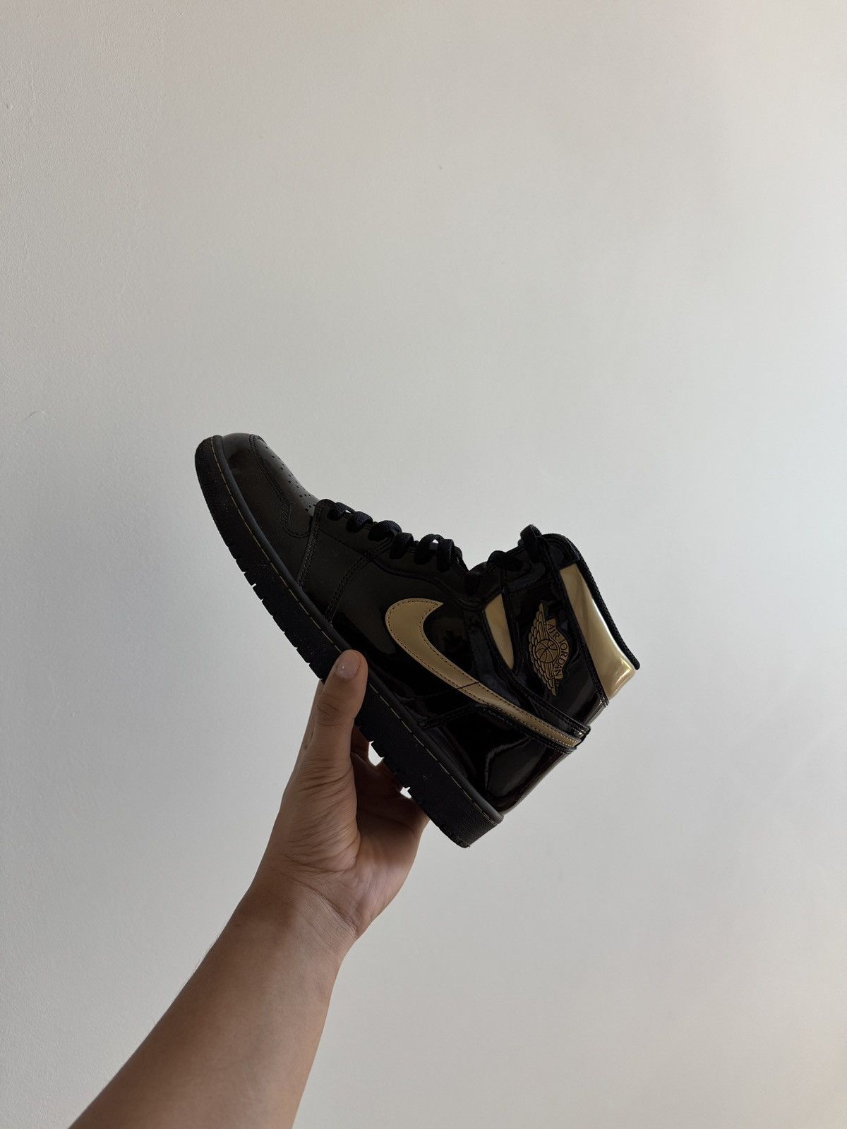 Jordan Brand × Nike Air Jordan 1 Retro High OG ‘Black Metallic Gold’ Size US 12 / EU 45 - 1 Thumbnail