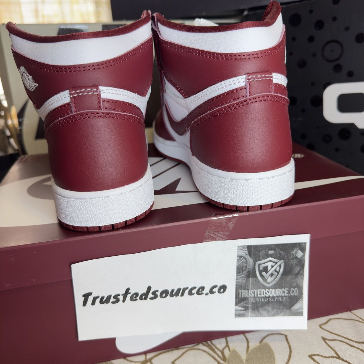 Jordan Brand Nike Air Jordan 1 Retro High OG GS White/Team Red Size 6.5 Y Size US 6.5 / EU 39-40 - 4 Thumbnail