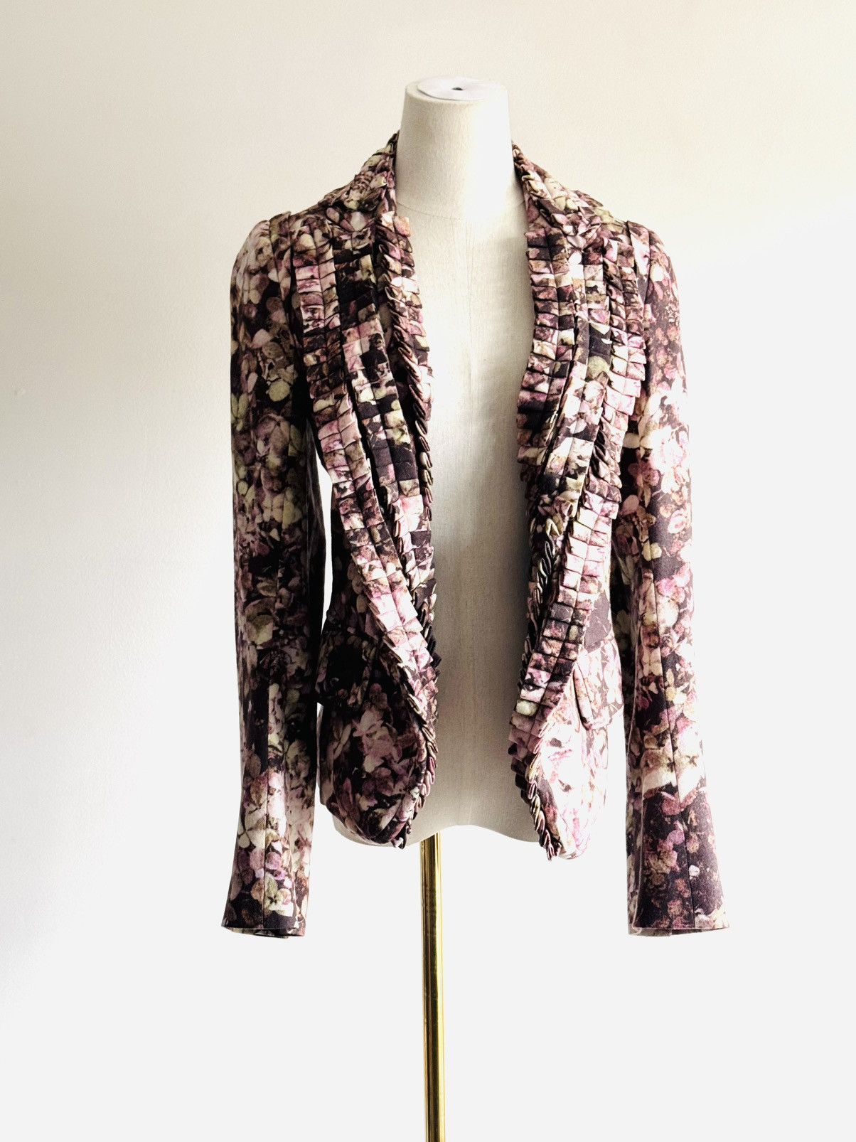 Ann Demeulemeester Fall 2008 Ann Demeulemeester Floral blazer w/ ruffle detail Size XS / US 0-2 / IT 36-38 - 1 Thumbnail