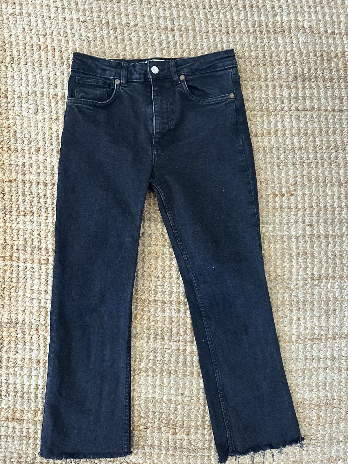 Zara ZARA BLACK HIGH WAISTED JEANS CROP FLARE RAW HEM SIZE 6 Size 28" / US 6 / IT 42 - 4 Thumbnail