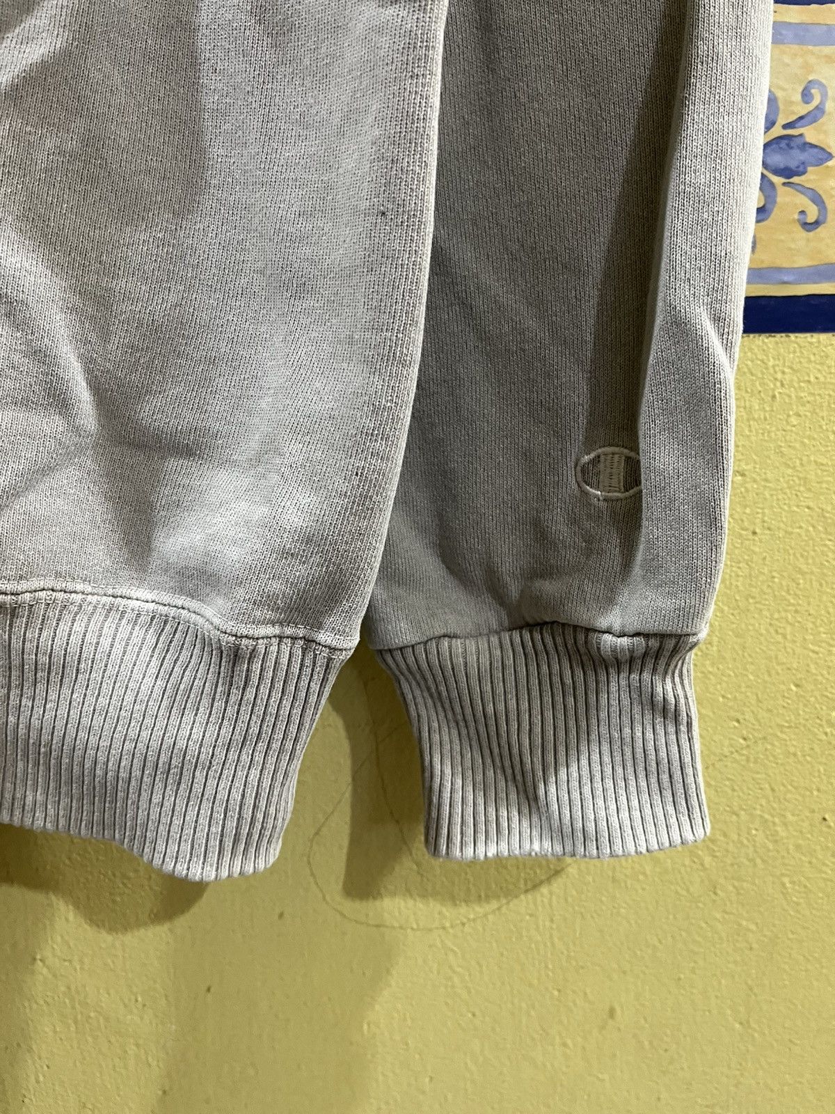 Champion vintage 90s Champion with a gray embroidered spell-out logo Size US M / EU 48-50 / 2 - 7 Thumbnail