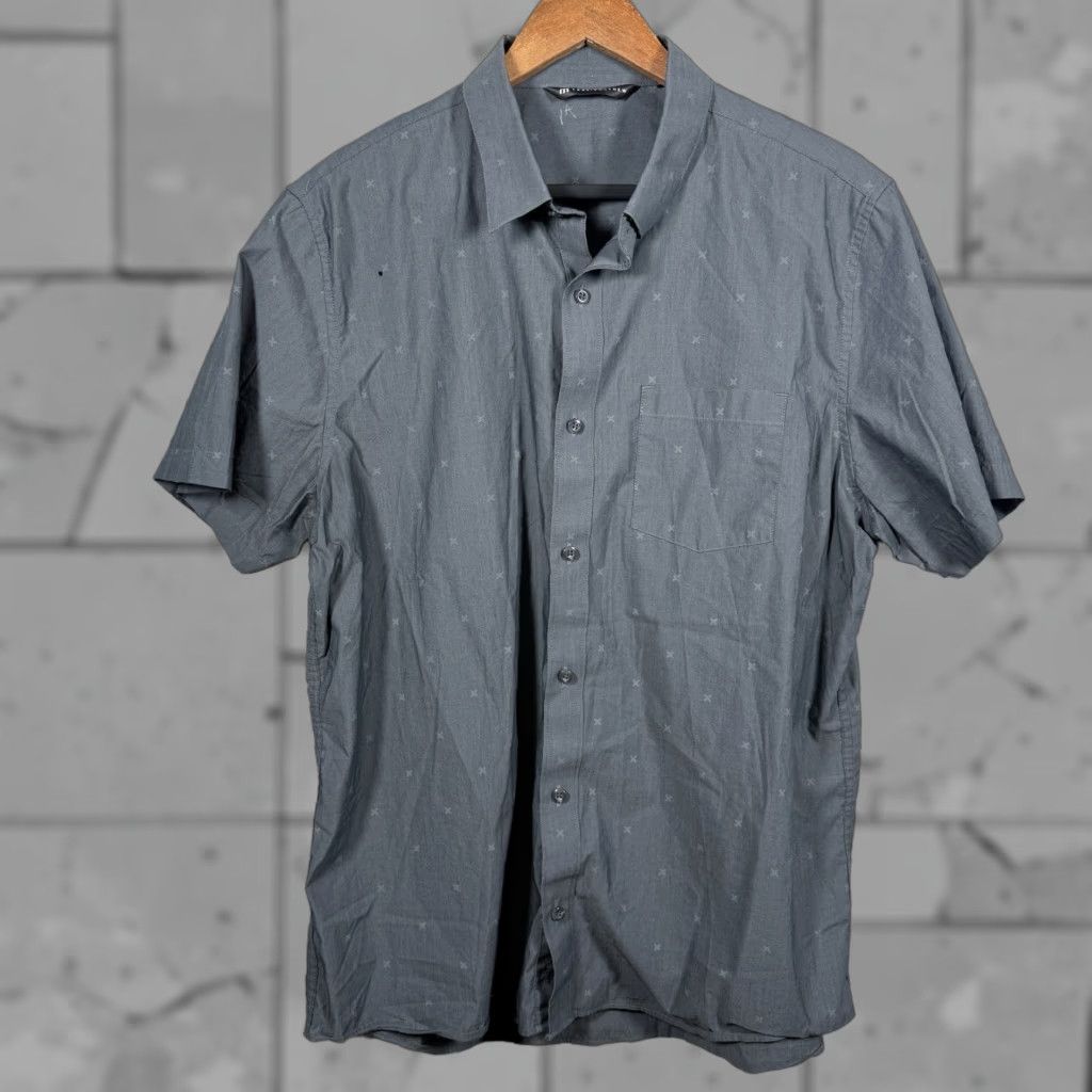 TravisMathew Travis Mathew Shirt Grey Short Sleeve Button-Down Mens L Casual Everyday Adults Mens L Gray Button-Up Casual Shirt Size US 33 - 1 Thumbnail
