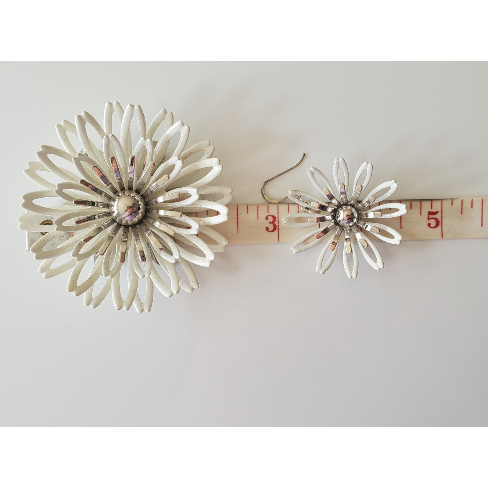 Other Sarah Coventry White Enamel Metal Flower Brooch Earring Set Size ONE SIZE - 4 Thumbnail