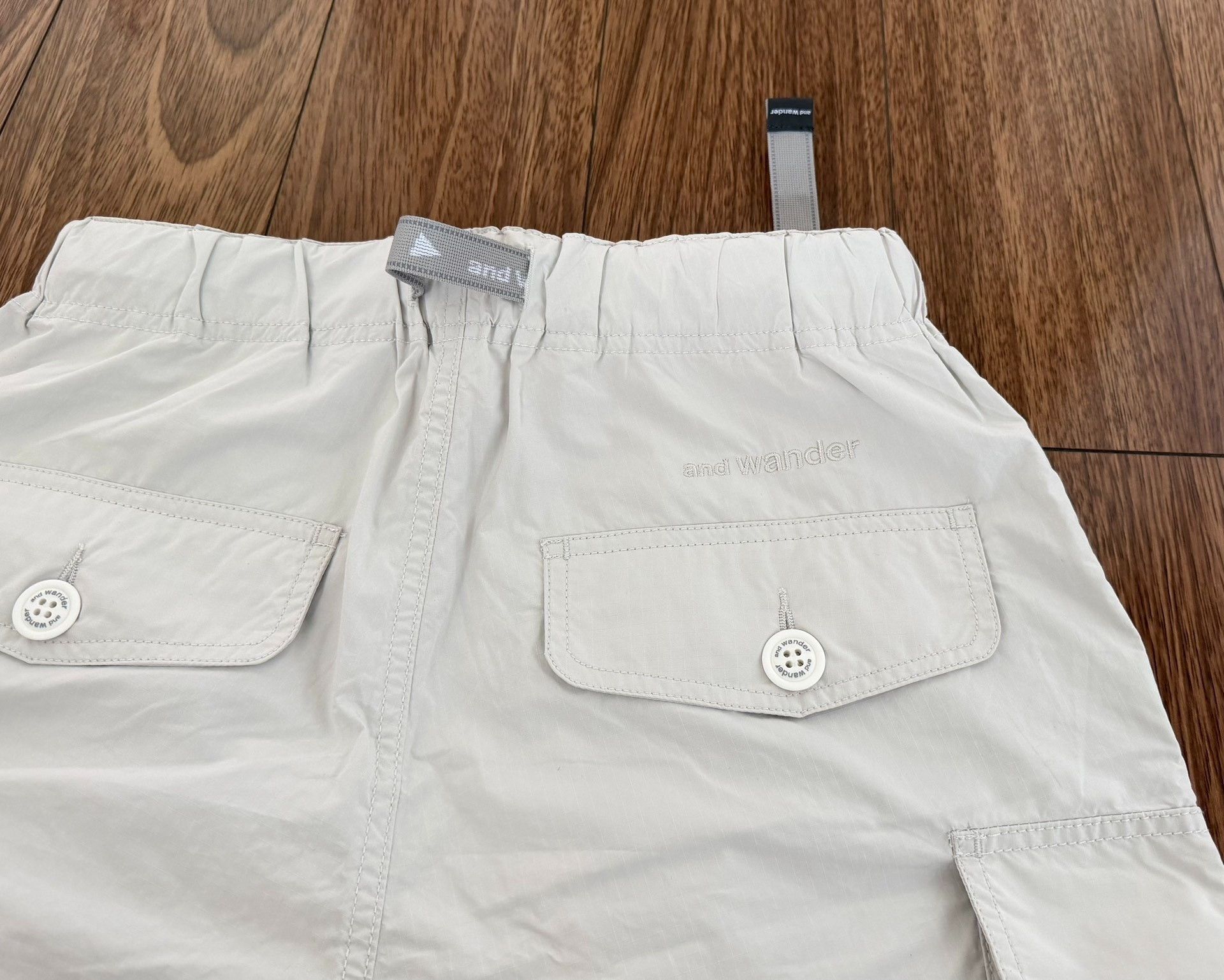 And Wander andwander Oversized Cargo Shorts Size US 26 / EU 42 - 4 Thumbnail