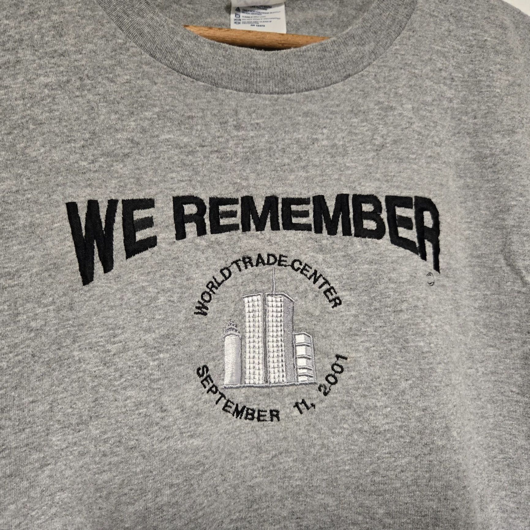 Delta VINTAGE 9/11 World Trade Center We Remember T-shirt Mens Large Embroidered Gray USA 2000s Size US L / EU 52-54 / 3 - 4 Thumbnail