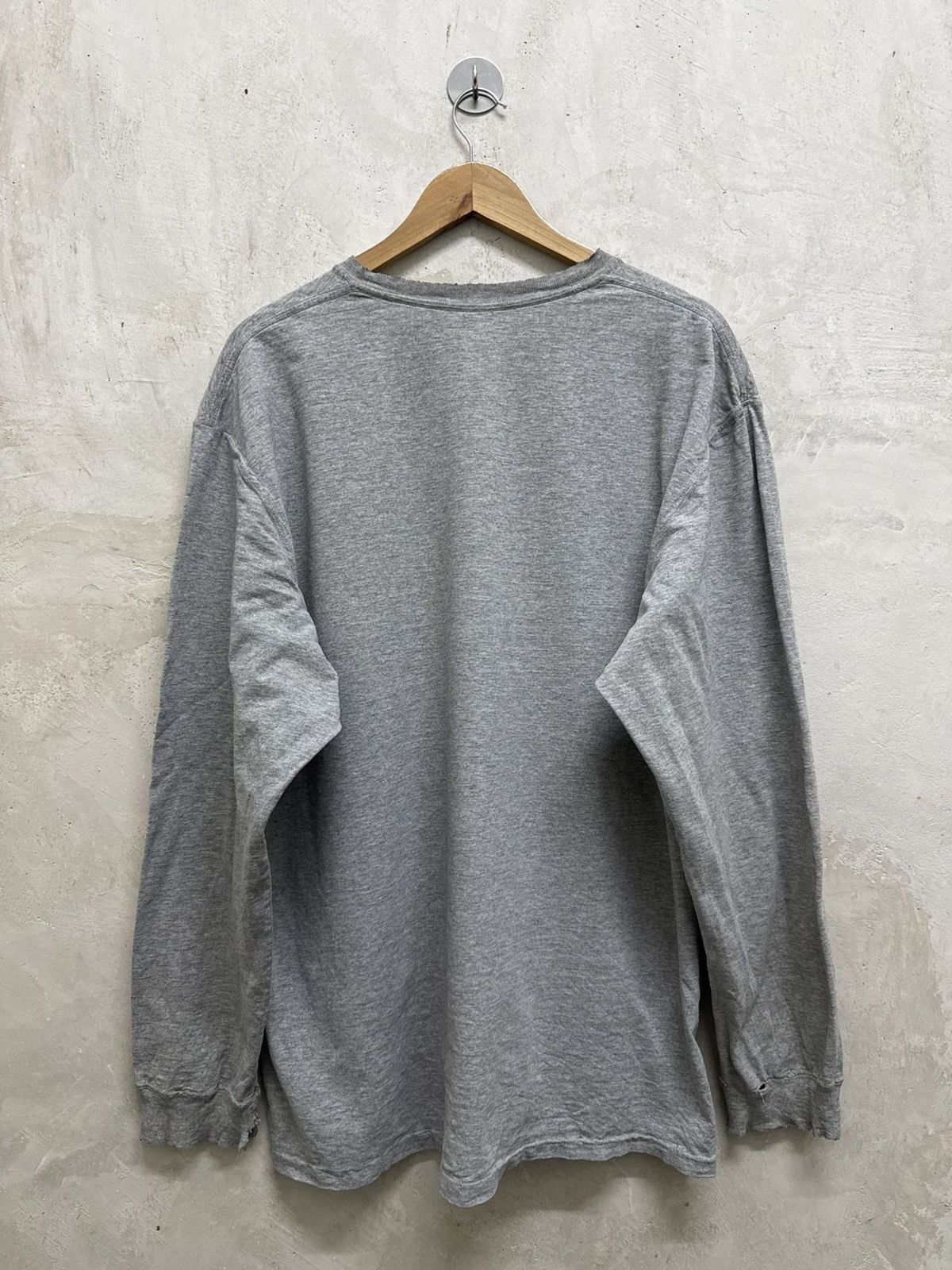Carhartt 2000s Distressed Carhartt Pocket L/S Tees Size US L / EU 52-54 / 3 - 4 Thumbnail