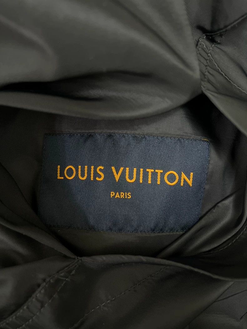 Louis Vuitton Louis Vuitton Pin double-sided full-printed logo instructi Size US M / EU 48-50 / 2 - 6 Thumbnail