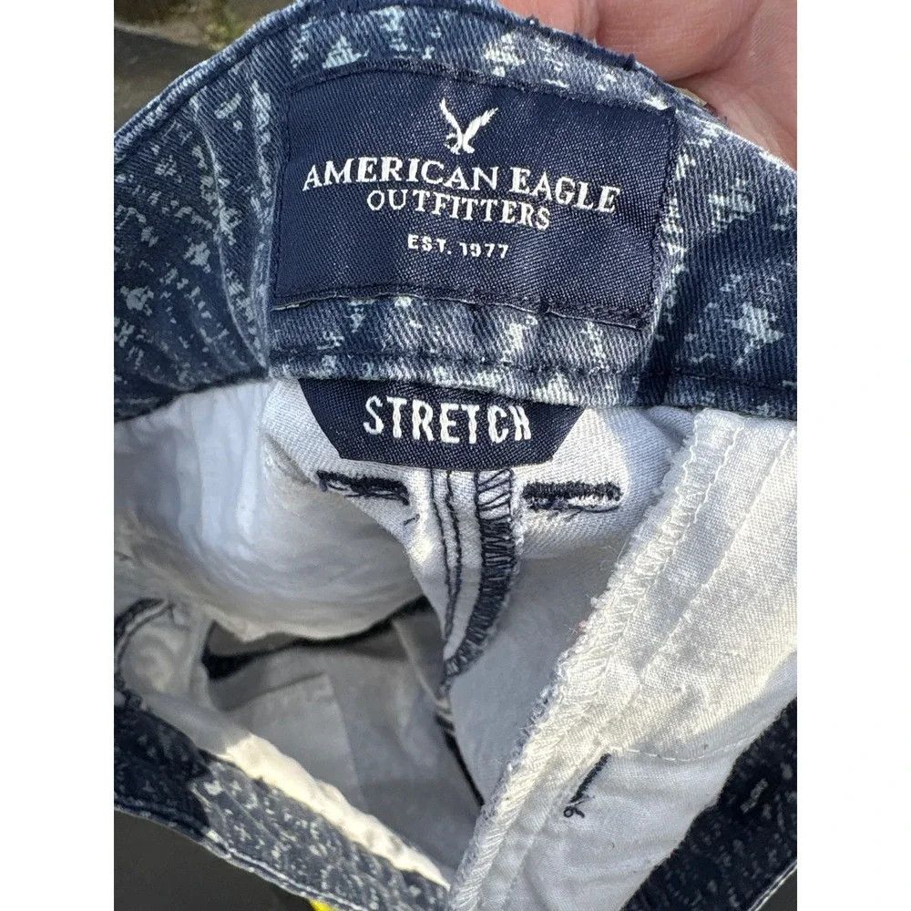 American Eagle Outfitters American Eagle Shortie Blue Ikat Print Shorts 4 Low Rise Size 27" / US 4 / IT 40 - 6 Thumbnail