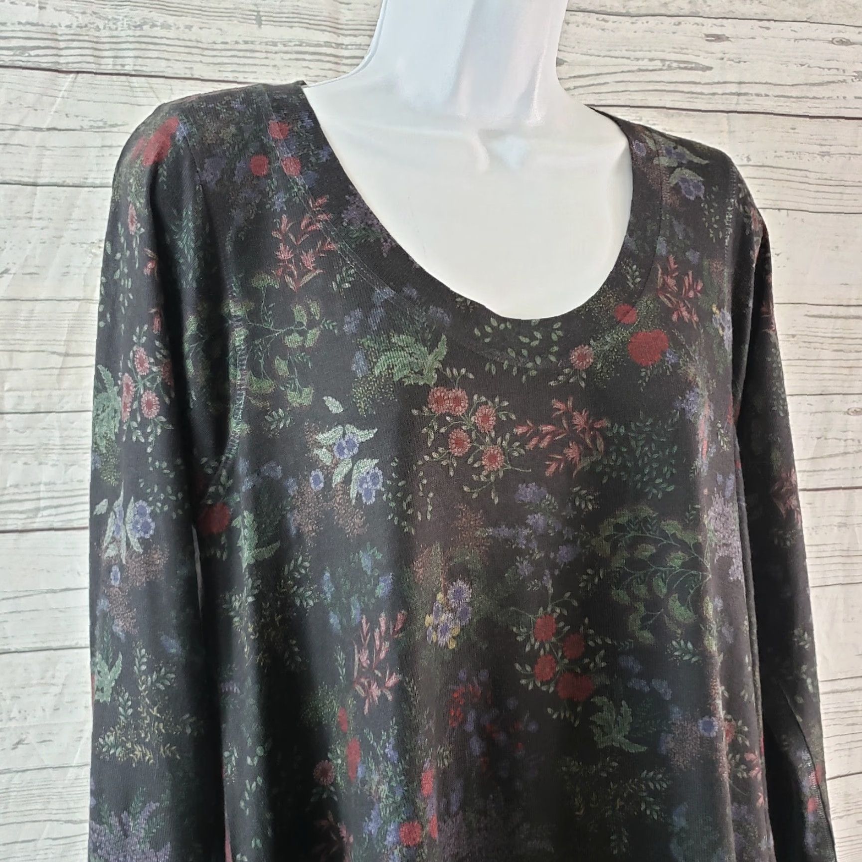 Vintage VINTAGE Nally & Millie Womens Tunic Top Blouse Black Red Floral Long Sleeve Scoop Neck Size S Size S / US 4 / IT 40 - 2 Thumbnail