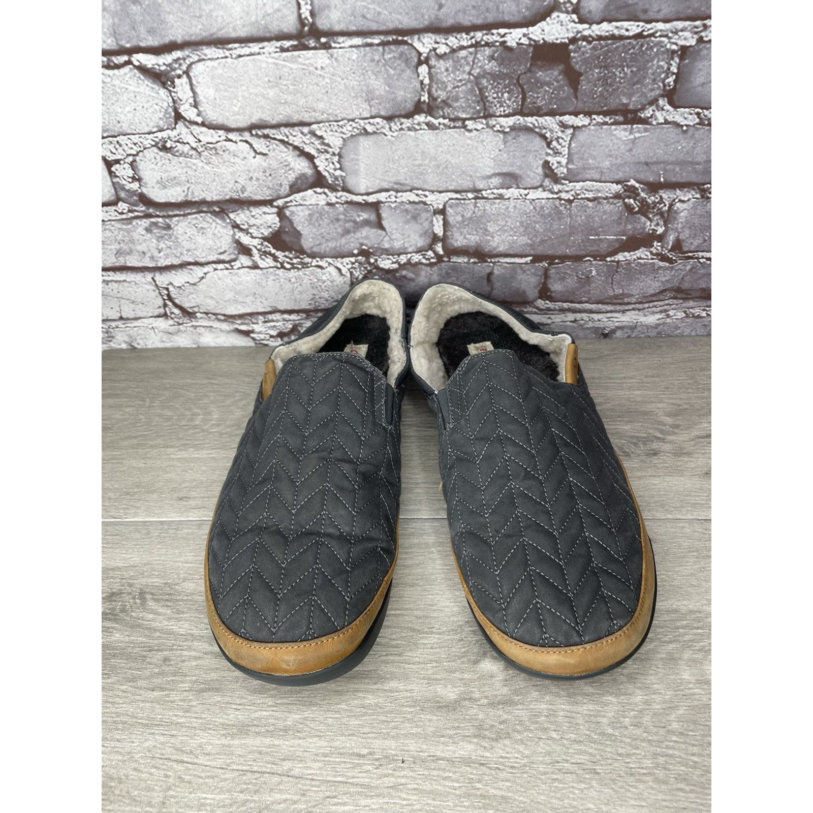 Olukai OluKai Hanohano Waxed Canvas Shadow Gray Wool Shearling Slip Size US 11.5 / IT 41.5 - 14 Thumbnail