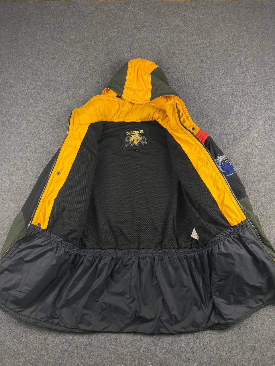 descente snow adventure multipocket jacket nice design