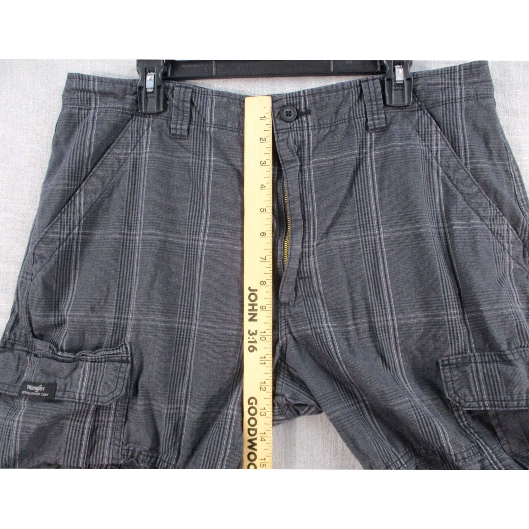 Wrangler Cargo Shorts Mens 36 Grey Plaid Relaxed Fit Outdoor Utility Pockets in Gray, Men's — image 3 of 6