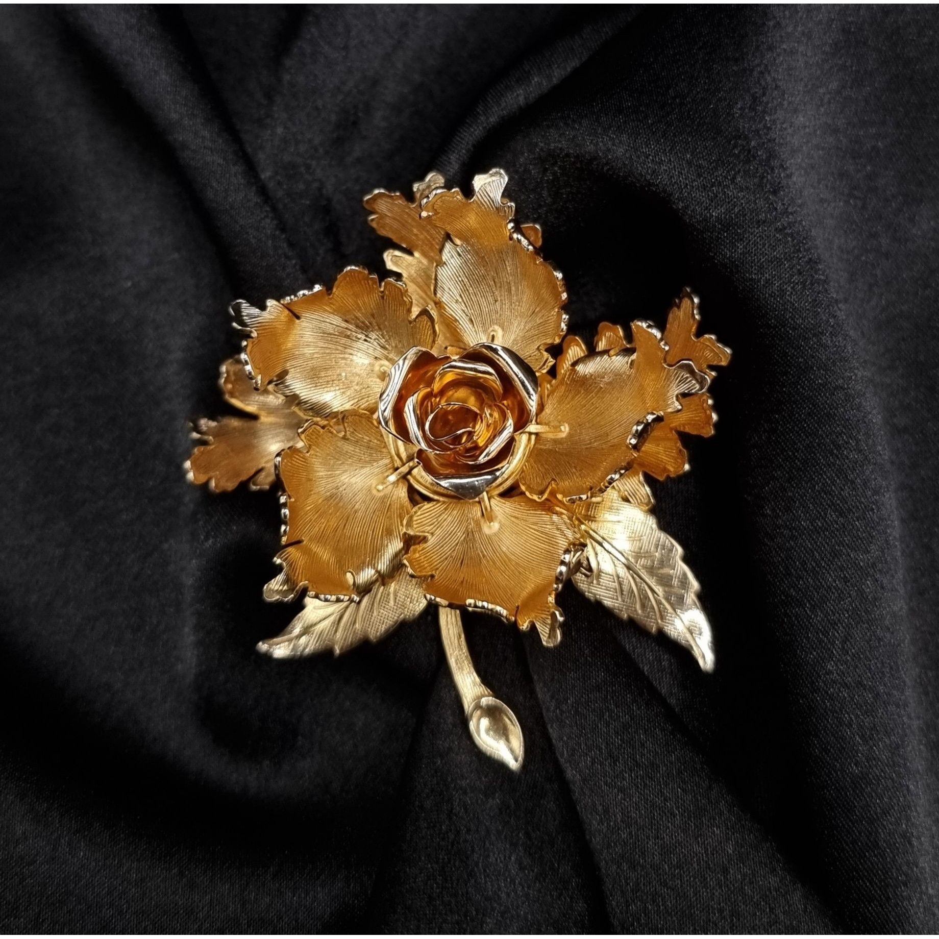 Vintage Rare Find Vintage Warner 1960's Gold-Tone Mechanical Rose Br Size ONE SIZE - 4 Thumbnail
