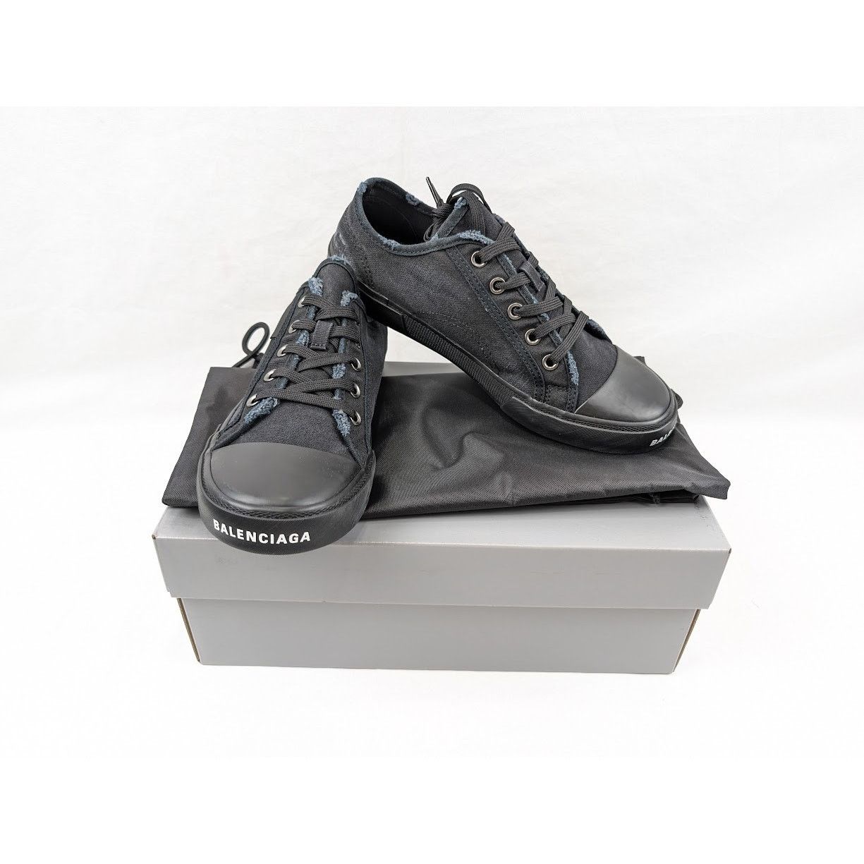Balenciaga o1rshd1 Paris Low-Top Sneakers in Black Size US 9 / EU 42 - 21 Thumbnail