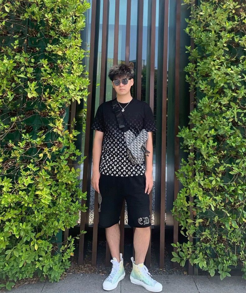 Louis Vuitton Louis Vuitton Full Logo Gradient Short Sleeve Size US S / EU 44-46 / 1 - 8 Thumbnail