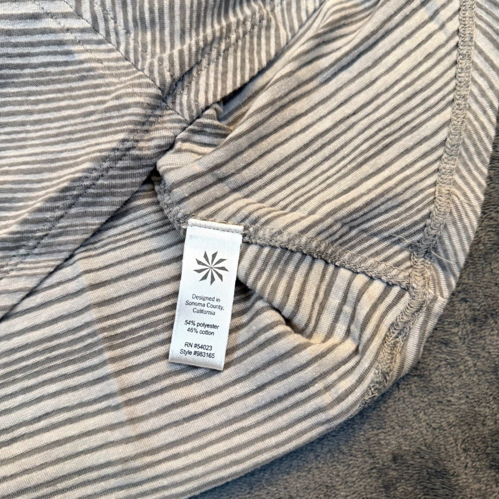 Athleta Athleta Racerback Tank Top Womens Small Gray White Chevron Striped High Neck Athletic Activewear Shirt Size S / US 4 / IT 40 - 5 Thumbnail
