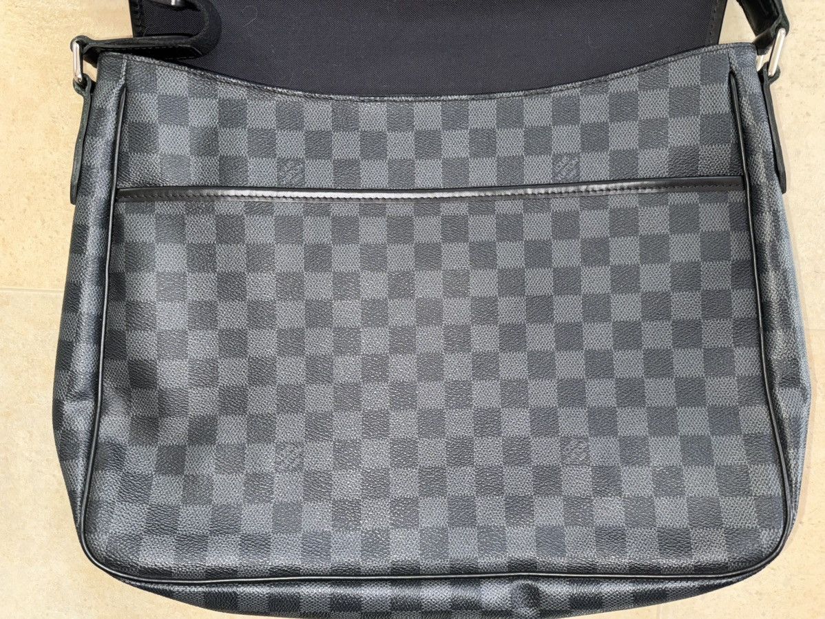 Louis Vuitton Louis Vuitton Daniel MM Damier Graphite Messenger Bag Size ONE SIZE - 6 Thumbnail