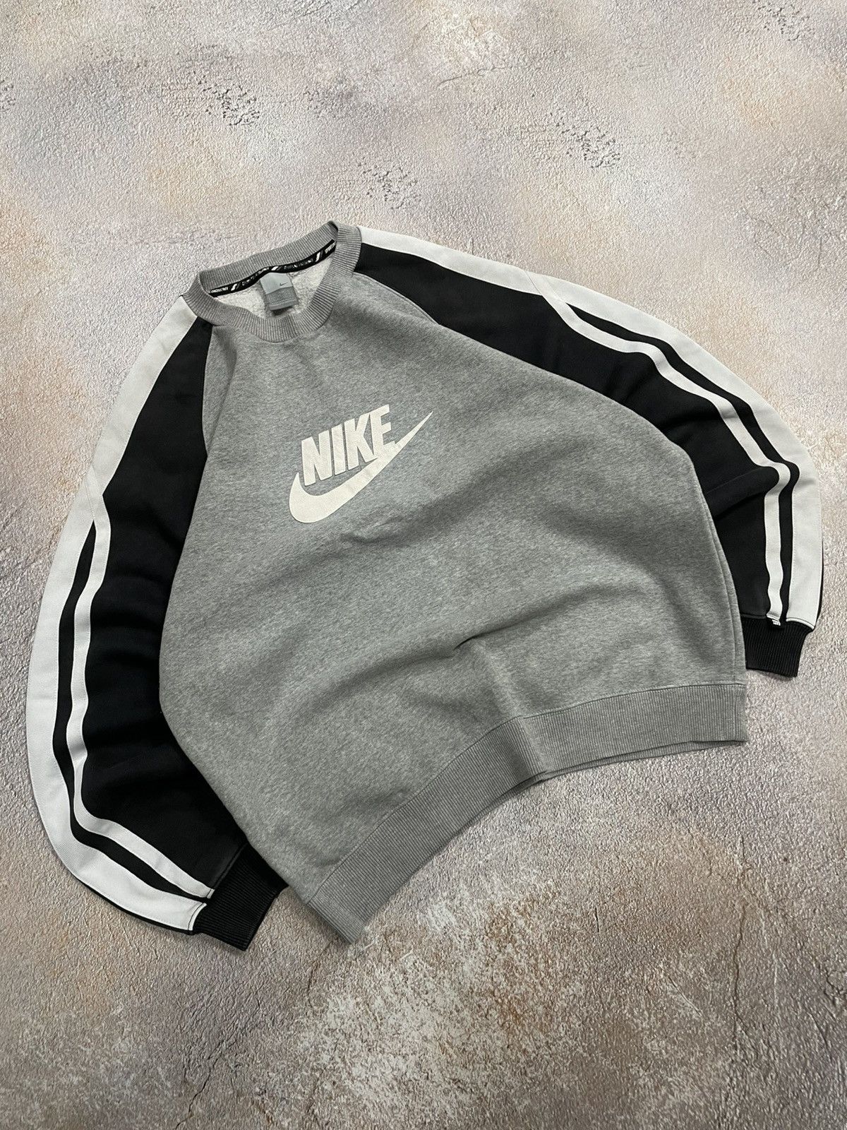 Nike Vintage Nike Center Logo Crew Neck Sweatshirt Size US L / EU 52-54 / 3 - 1 Thumbnail
