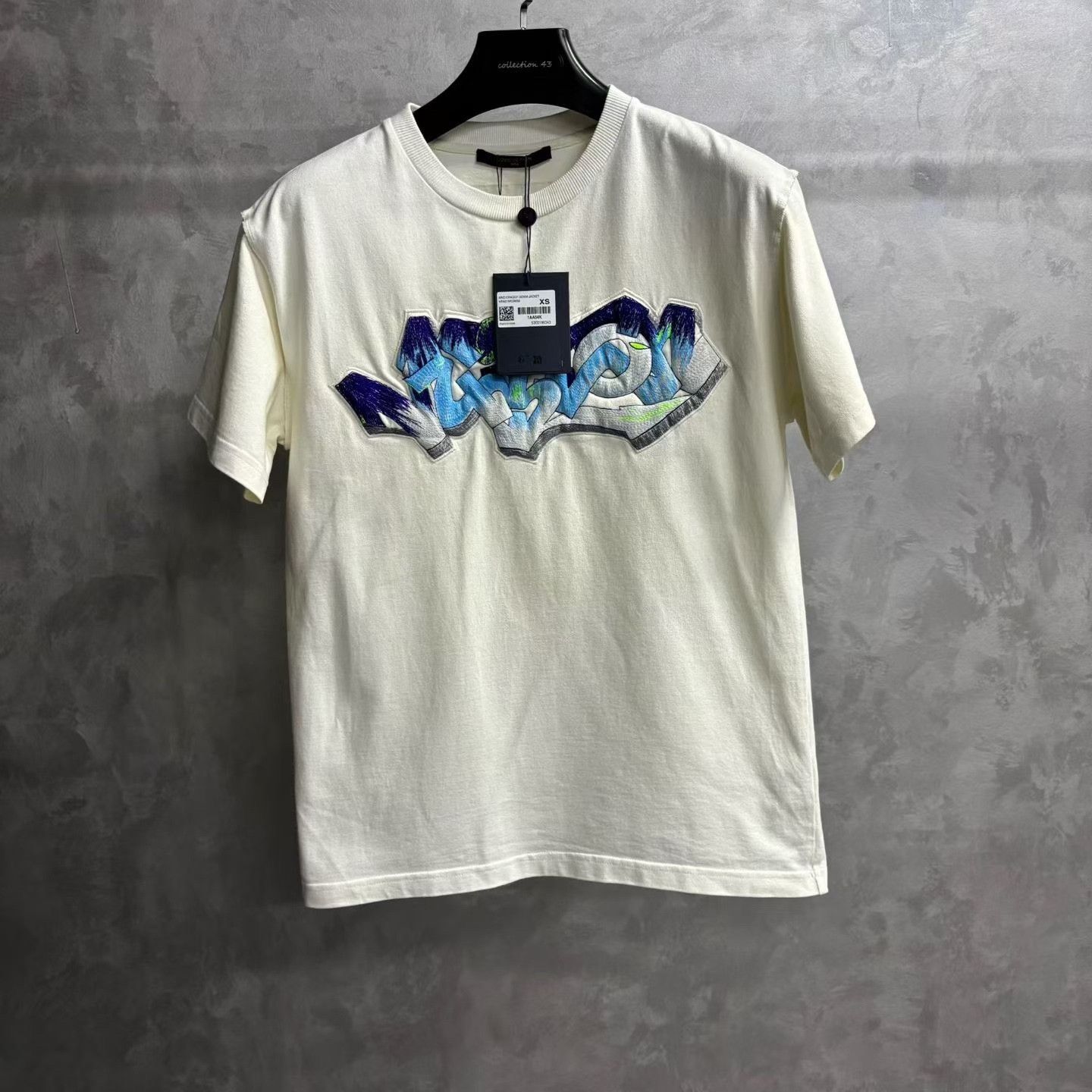 Louis Vuitton Louis Vuitton White Embroidered Graffiti T-shirt Size XS / US 0-2 / IT 36-38 - 1 Thumbnail