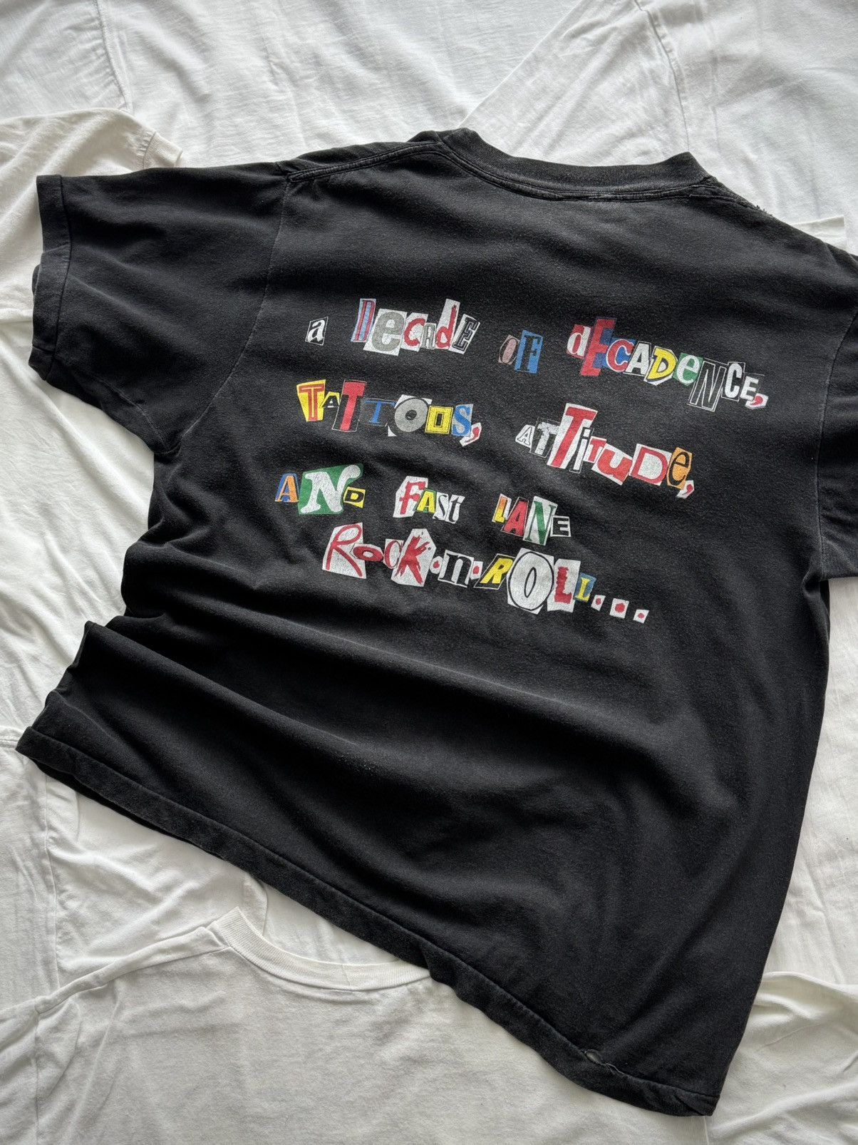 Band Tees 90s Vintage Motley Crue 'Decade of Decadence' Faded Band Tee Size US M / EU 48-50 / 2 - 4 Thumbnail