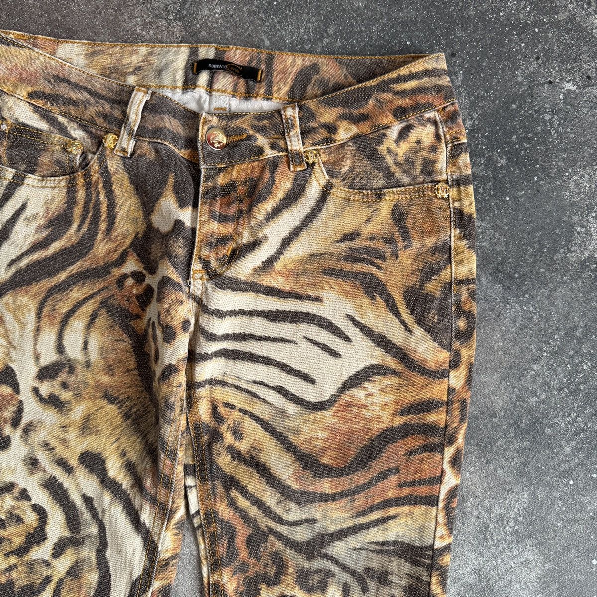 Roberto Cavalli Roberto Cavalli Vintage Y2K Tiger Print Iconic Pants Size 27" / US 4 / IT 40 - 5 Thumbnail