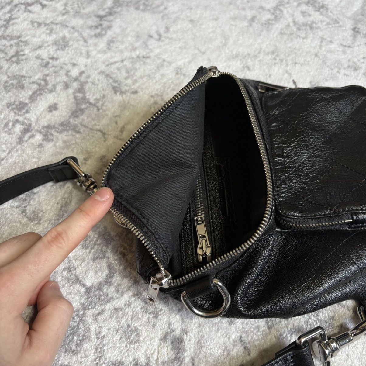 Alexander McQueen Alexander McQueen Patent Leather Quilted Side Bag Black Size ONE SIZE - 6 Thumbnail
