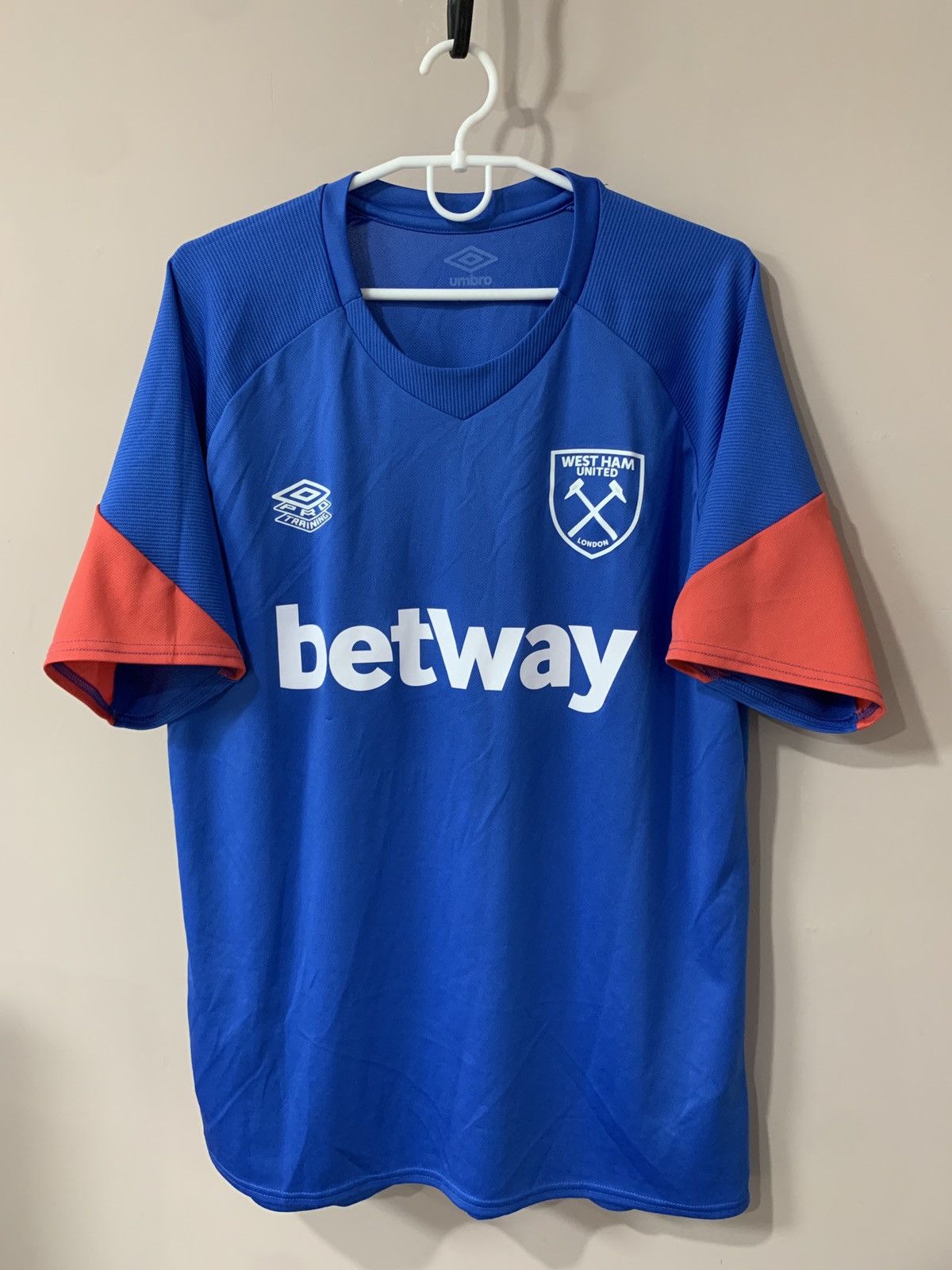 Umbro West Ham United Training Football Jersey Soccer Umbro Shirt Size US XL / EU 56 / 4 - 1 Thumbnail