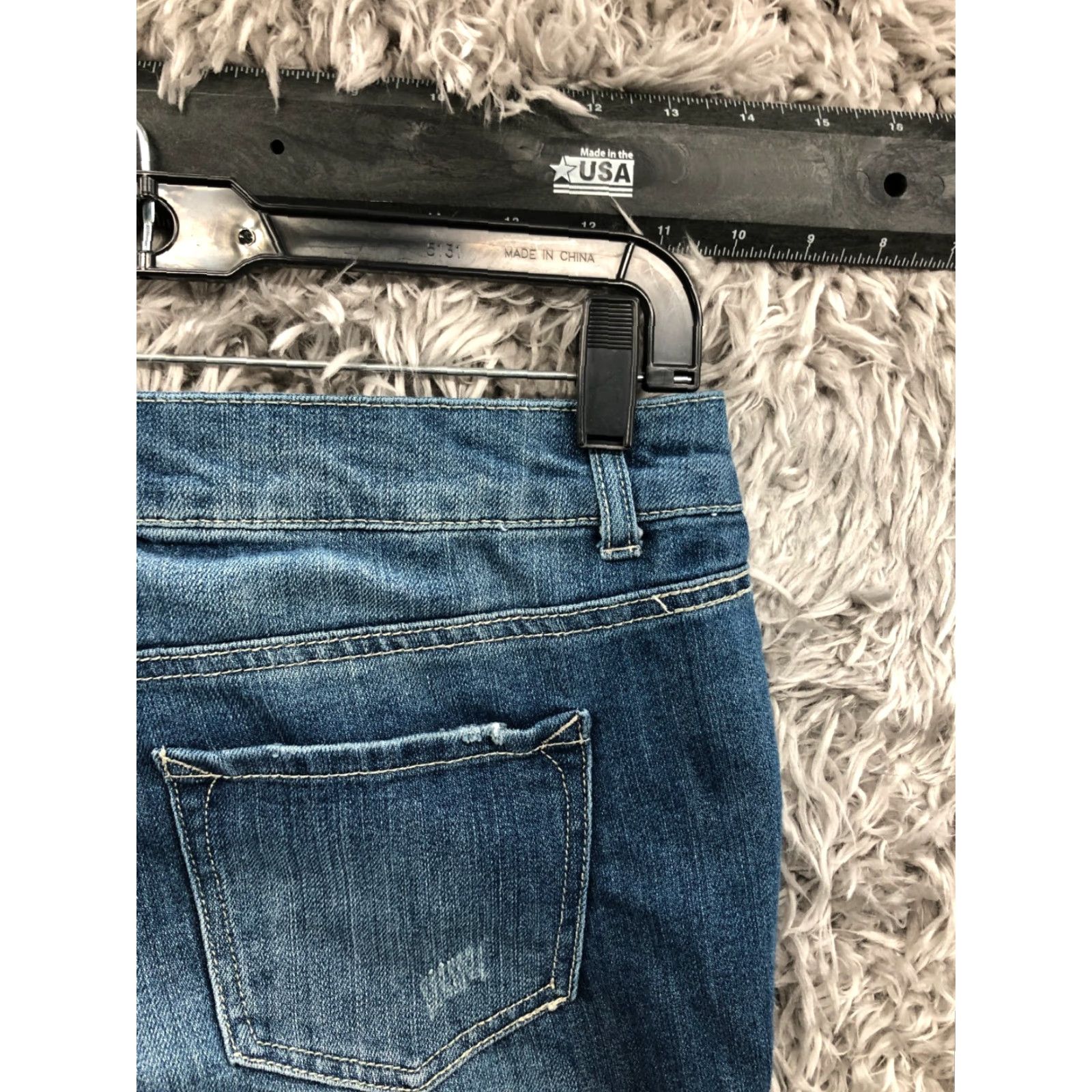 Mossimo Mossimo Cut-off Shorts Juniors Size 5 Mid Rise Medium Wash Blue Denim Raw Hem Womens Shorts Size 27" / US 4 / IT 40 - 5 Thumbnail