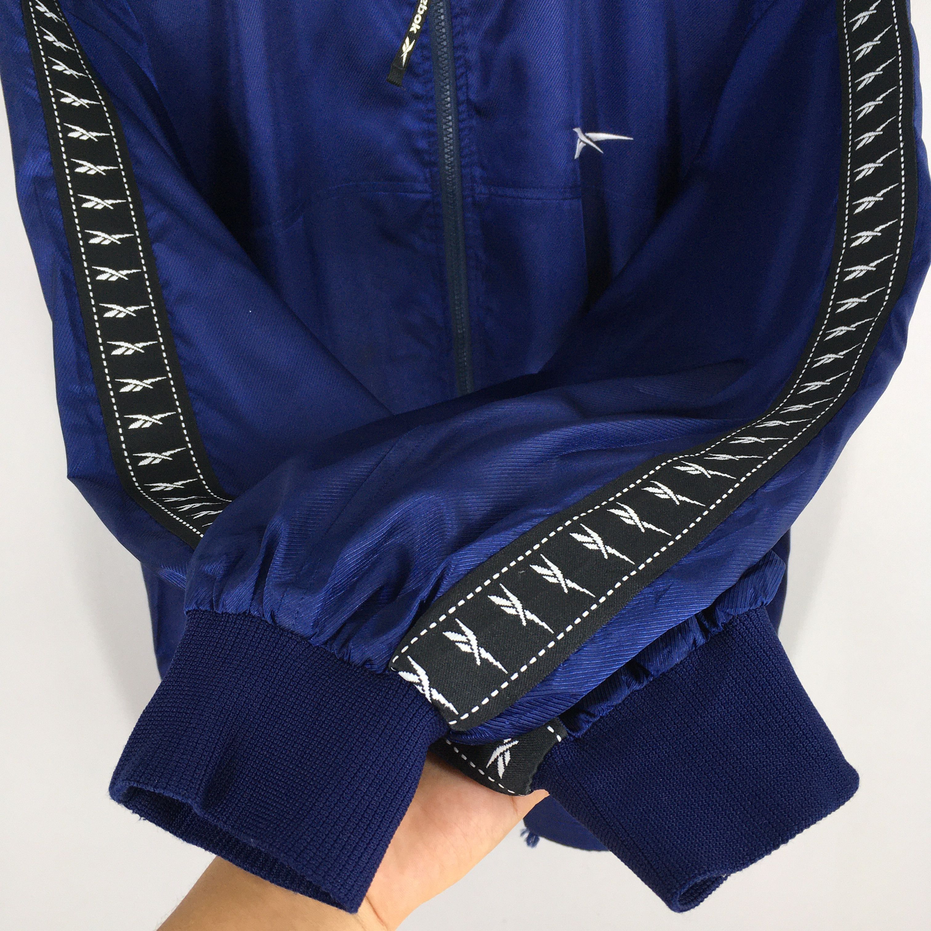 Reebok Vintage Reebok Sports Windbreaker Jacket XLarge Size US XL / EU 56 / 4 - 4 Thumbnail
