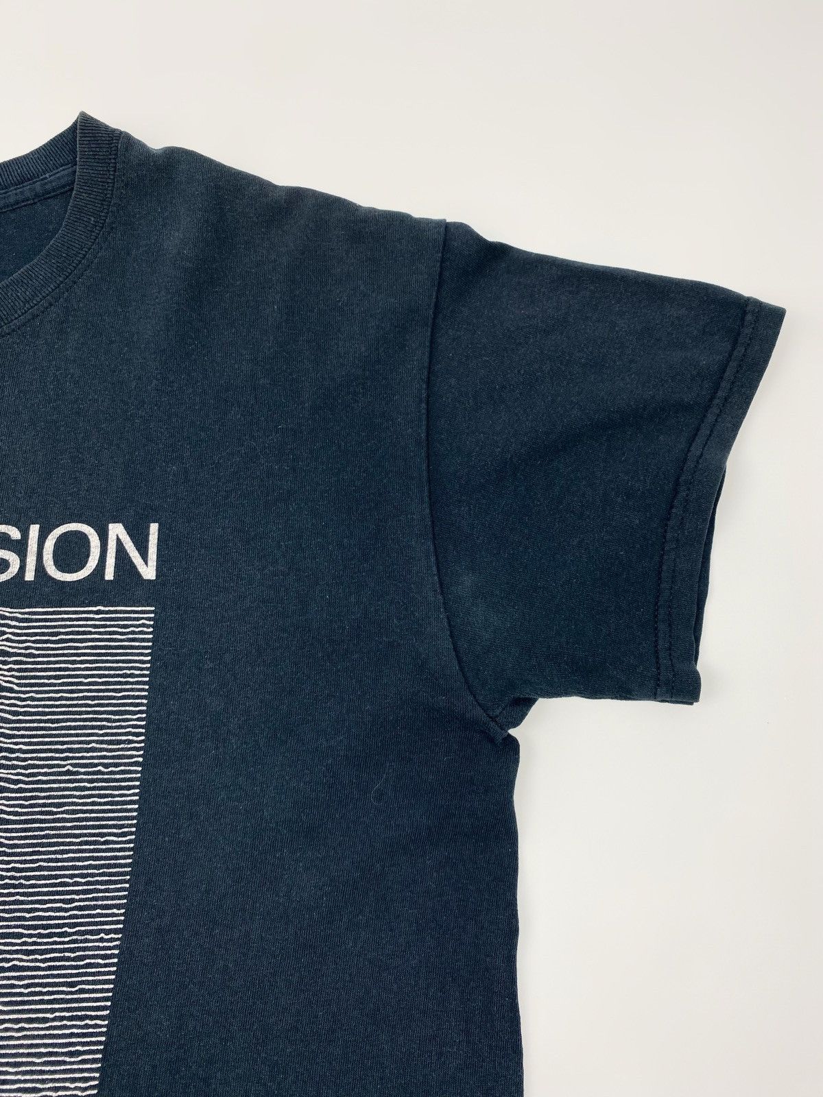 Band Tees Y2K Vintage Joy Division Unknown Pleasures Album Graphic Tee Size US M / EU 48-50 / 2 - 6 Thumbnail