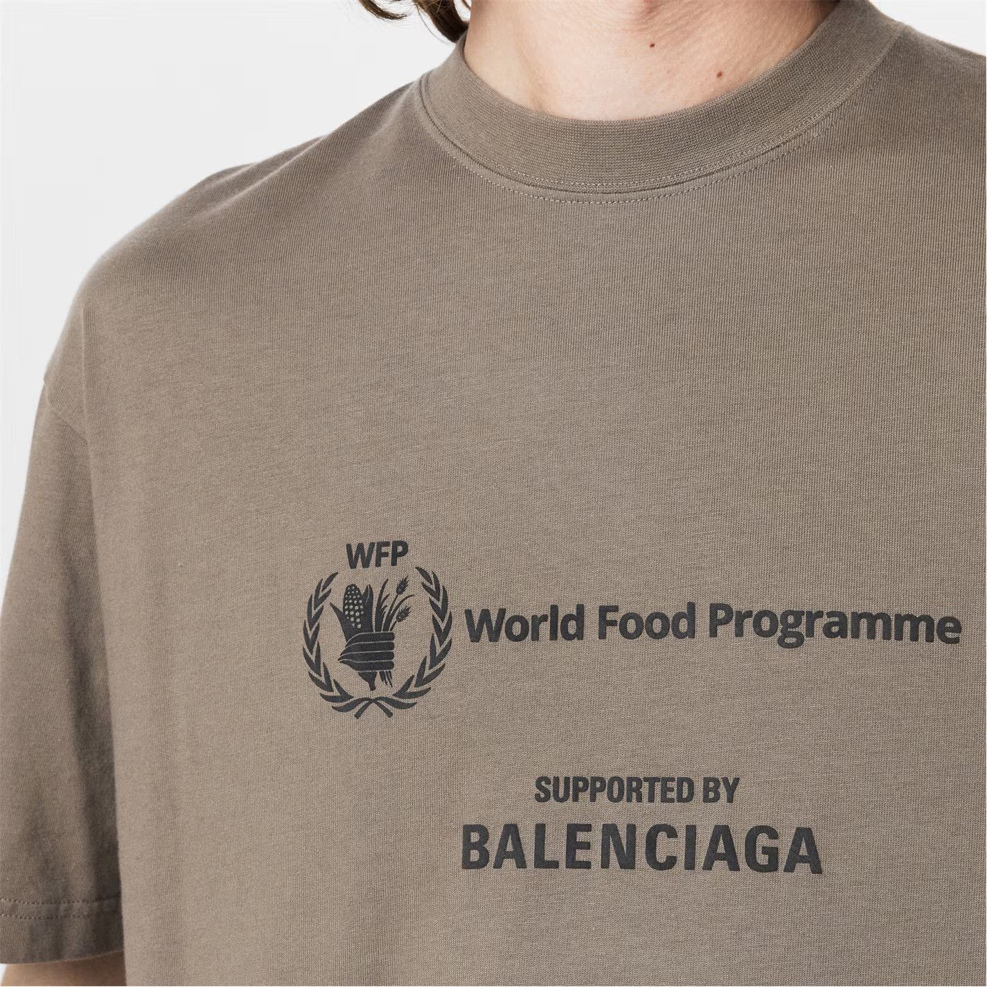 Balenciaga o1g2r1mq0226 T-Shirt in Taupe Size US XL / EU 56 / 4 - 5 Thumbnail