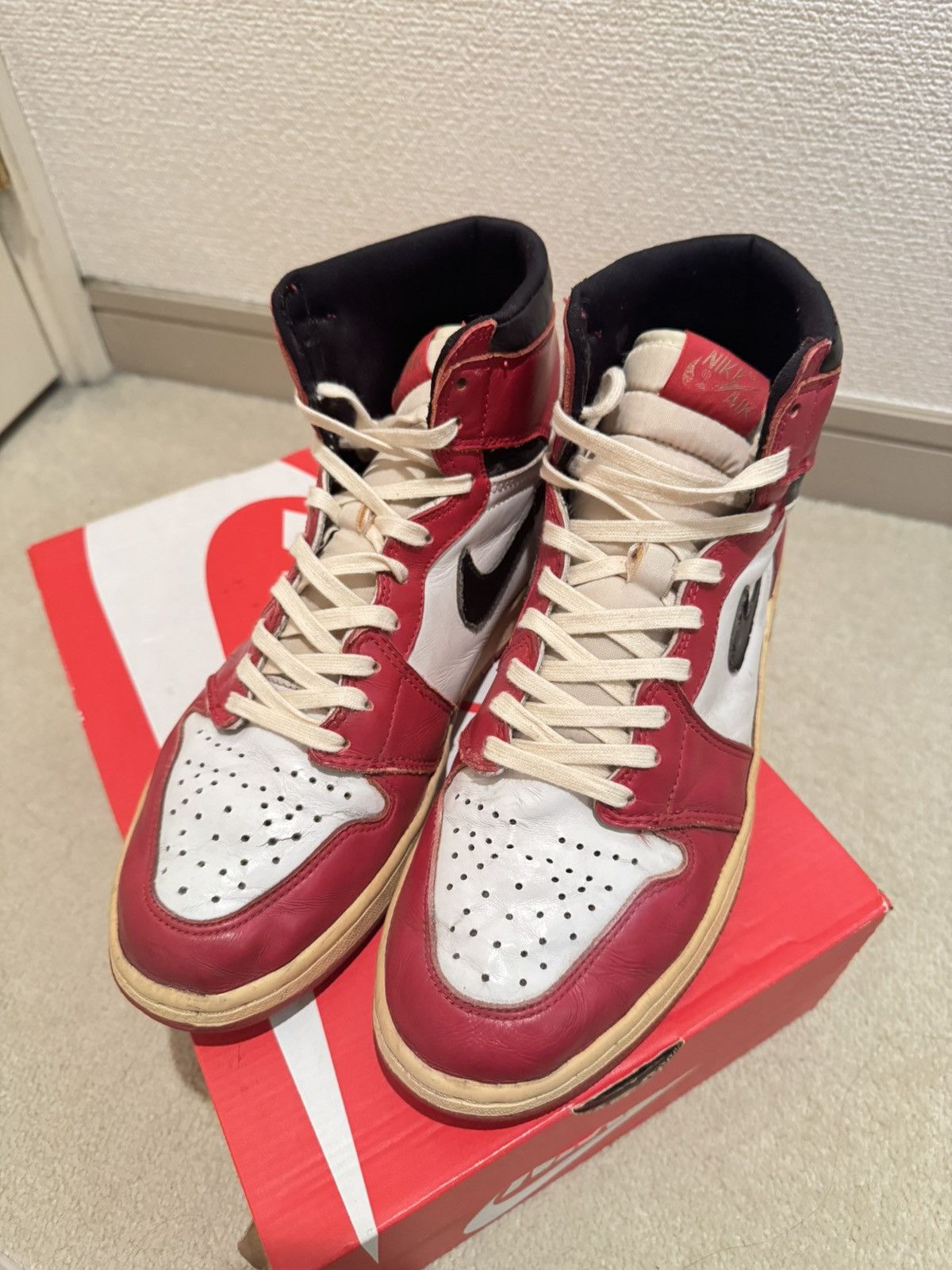 Jordan Brand very rare Nike Air Jordan 1 Retro High "Chicago" (1994) Size US 10 / EU 43 - 8 Thumbnail