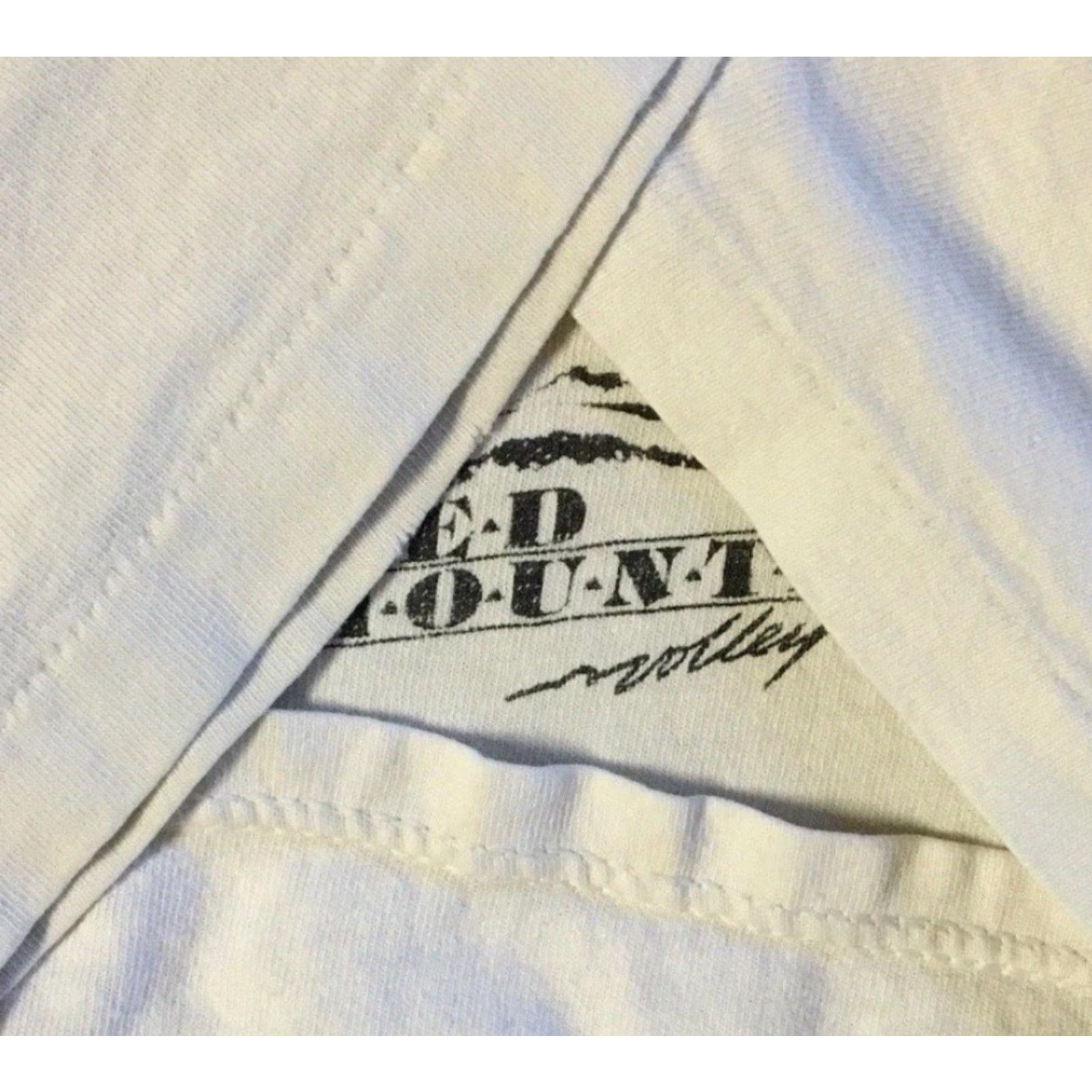 Vintage VINTAGE 90s Red Mountain Volleyball Faded Distressed Shirt S White Men Short Sleeve Size US S / EU 44-46 / 1 - 5 Thumbnail