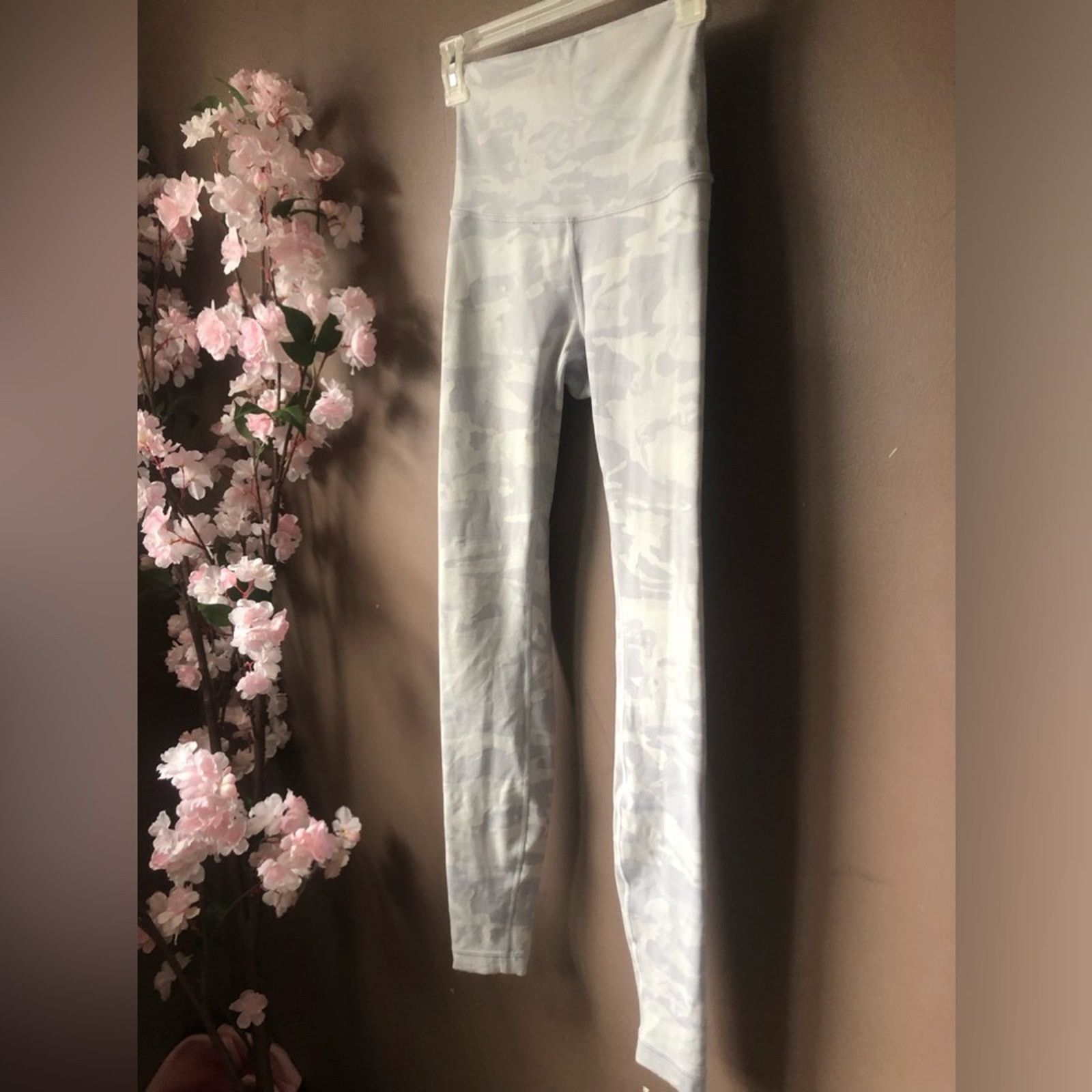Lululemon Lululemon leggings white and grey camouflage. Size 27" / US 4 / IT 40 - 2 Thumbnail