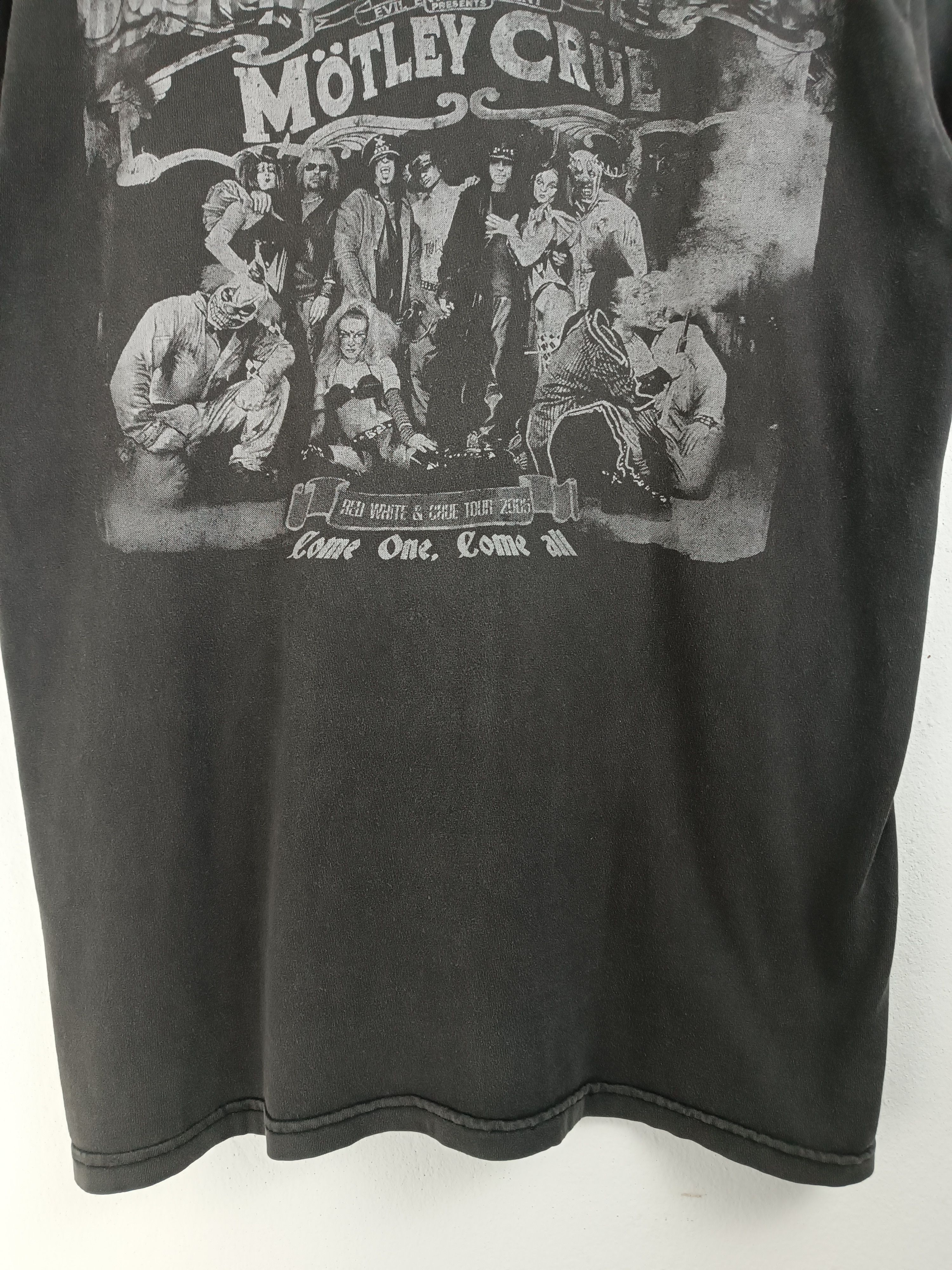 Band Tees VINTAGE 2005 MOTLEY CRUE RED, WHITE & CRUE ratt kiss poison Size US M / EU 48-50 / 2 - 16 Thumbnail