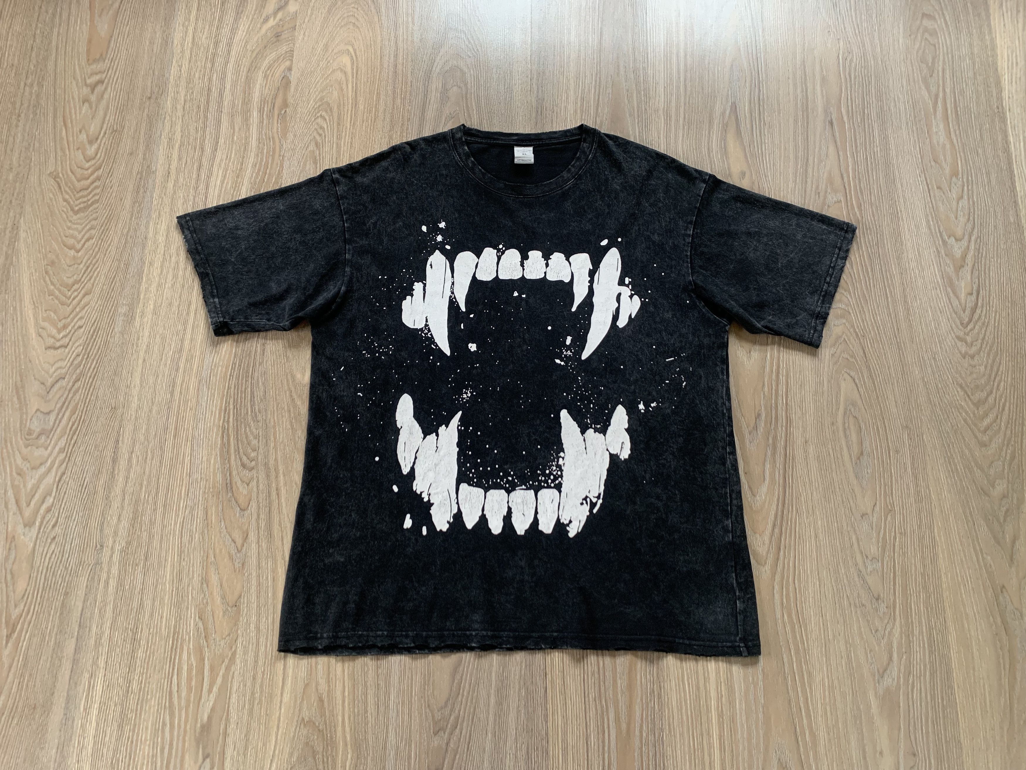 Expert Horror Vintage Vampire Teeth Printed Horror T Shirt Size US XL / EU 56 / 4 - 1 Thumbnail