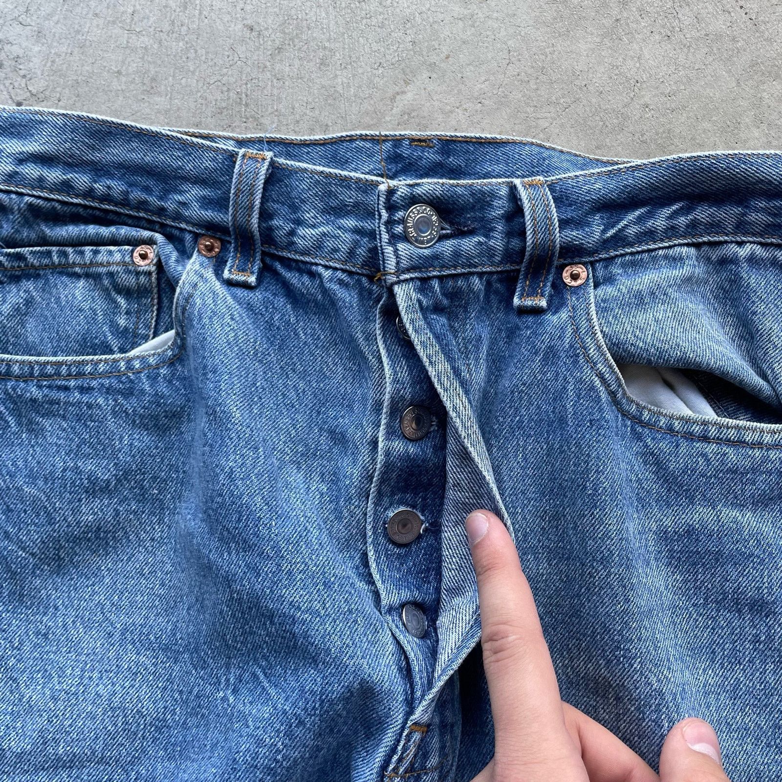 Vintage VINTAGE 501 LEVIS JEANS MADE IN USA 90S MEASURES 32X30 Size US 32 / EU 48 - 8 Thumbnail